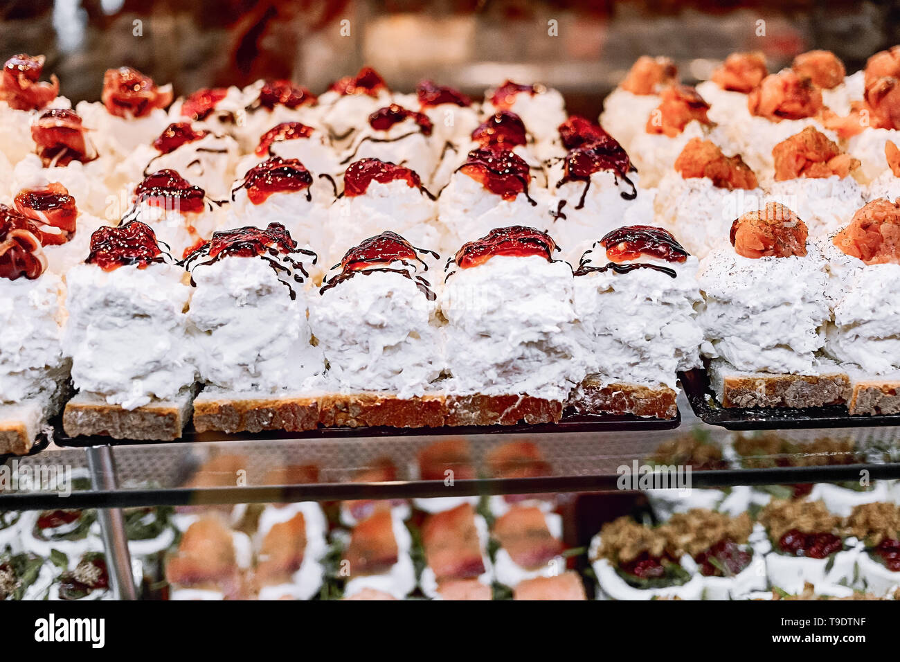 La mozzarella tapas. Set de cuisine Sandwichs Mini modèle. délicieux en-cas, collation, tapas. tapas espagnoles traditionnelles pour le déjeuner. Madrid, Espagne. Banque D'Images