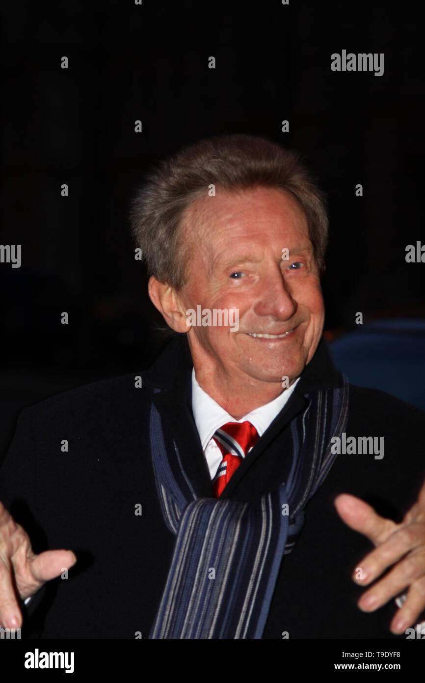 DENIS LAWIN CBE À WESTMINSTER, LONDRES, LE 13 MARS 2013. LE JOUEUR DE FOOTBALL A REPRÉSENTÉ L'ÉCOSSE LORS DE LA COUPE DU MONDE DE LA FIFA 1974. JOUÉ POUR MANCHESTER CITY ET MANCHESTER UNITED. A COMMENCÉ SA CARRIÈRE À JOUER POUR LA VILLE DE HUDDERSFIELD EN 1954. JOUÉ POUR LE CLUB DE FOOTBALL ITALIEN DE TURIN. OLD TRAFFORD L'HONORE AVEC UN STATUT AVEC BOBBY CHARLTON ET GEORGE BEST COMME LA TRINITÉ UNIE. TEMPLE DE LA RENOMMÉE DU FOOTBALL ANGLAIS. Page du portefeuille de Russell Moore. Banque D'Images