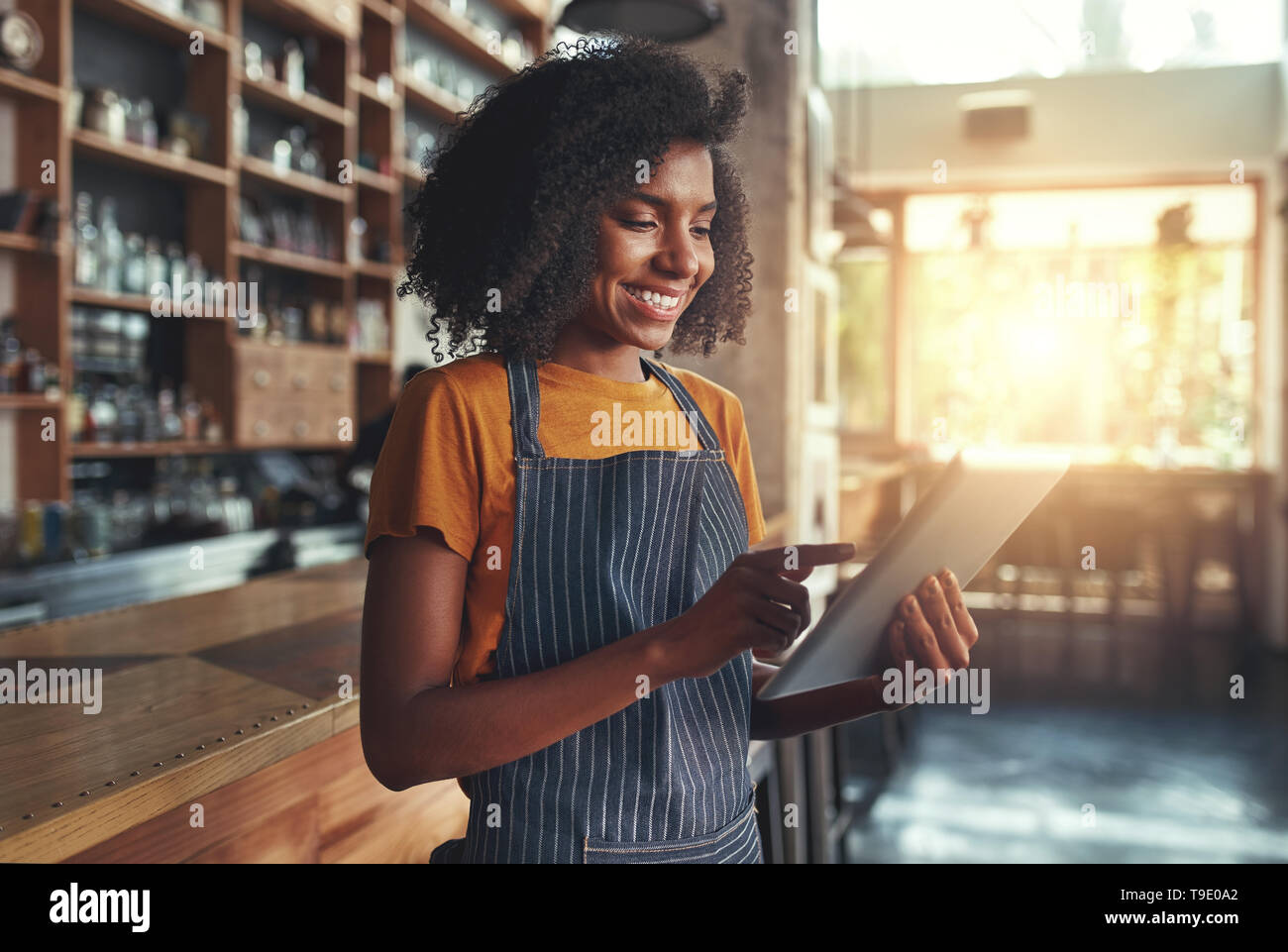 Barista femme prendre commande avec tablet Banque D'Images