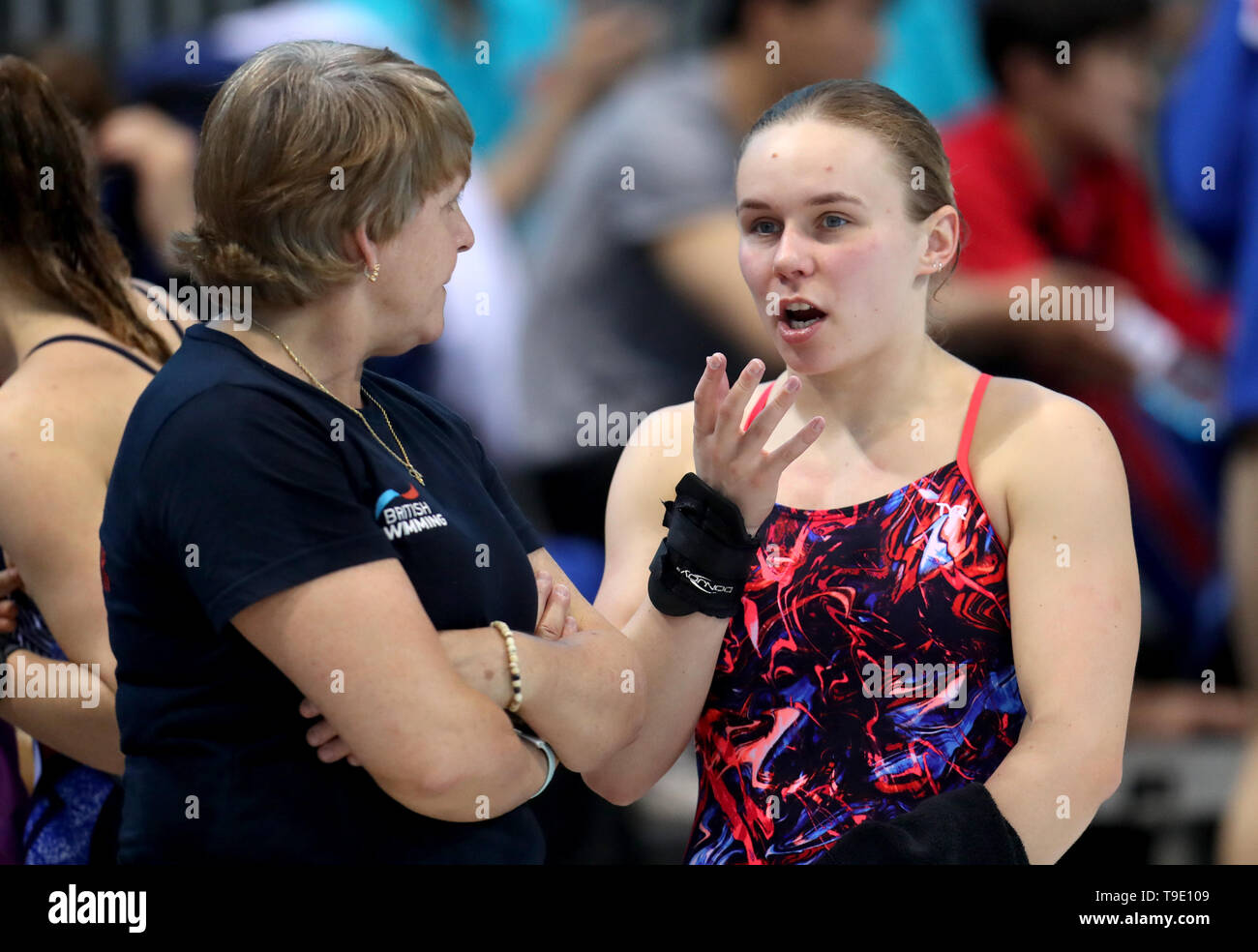 Robyn la Grande-Bretagne parle de bouleau avec son entraîneur après la plate-forme de 10m demi-finale au cours de la deuxième journée de la plongée sous-marine World Series à Londres, Londres centre aquatique. Banque D'Images