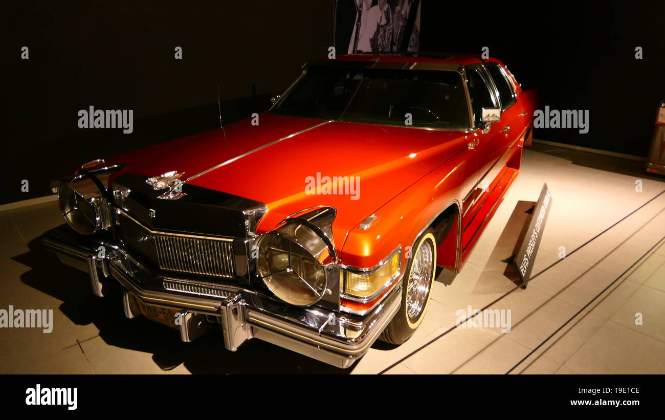 La Haye, Pays-Bas - 21 avril 2019 : l'historique de Cadillac d'Elvis Presley, à l'intérieur du célèbre musée Louwman Banque D'Images