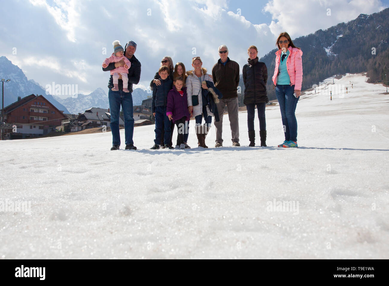 Famille dans la neige, ski Kranjska Gora, Slovénie Banque D'Images