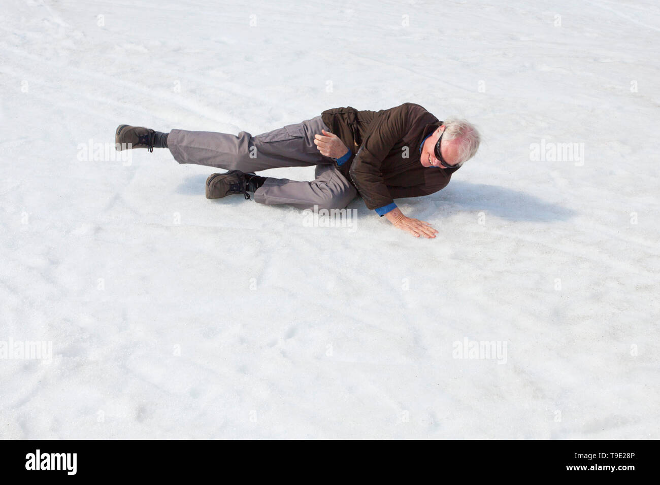 Vieil homme tombé sur la neige, Kranjska Gora, Slovénie Banque D'Images