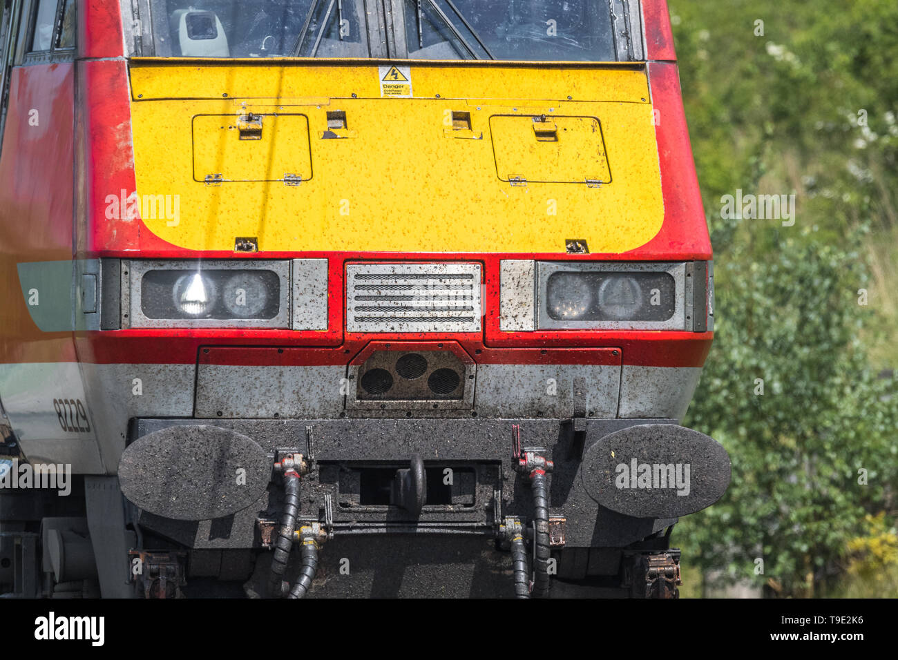 Unité d'alimentation avant de la 82229 train électrique à grande vitesse sur le chemin de fer de ligne principale de la côte est avec un nombre élevé d'insectes morts. Banque D'Images Unité d'alimentation avant de la 82229 train électrique à grande vitesse sur le chemin de fer de ligne principale de la côte est avec un nombre élevé d'insectes morts. Banque D'Images