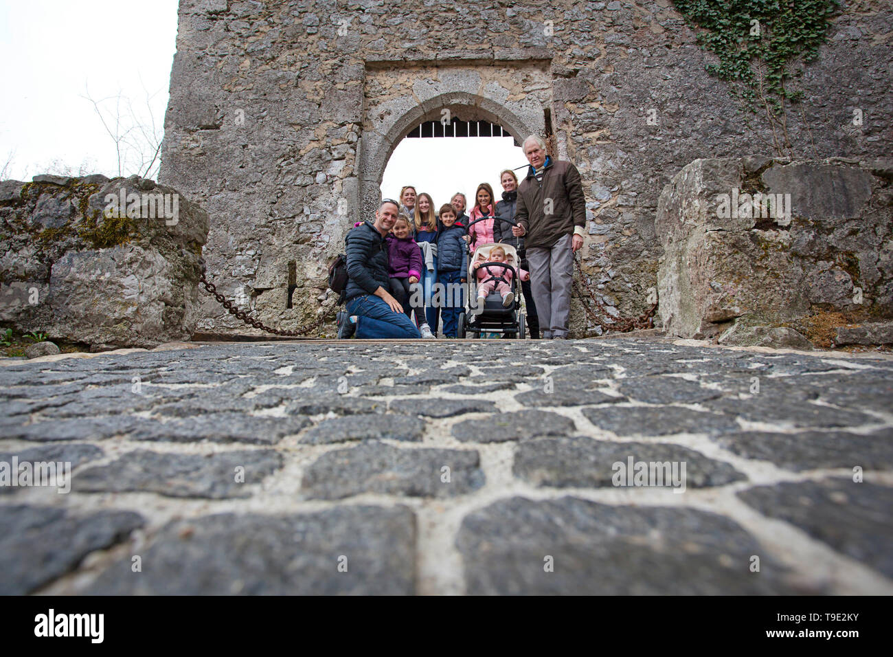Grande famille au lac de Bled en un jour pluvieux, Slovénie Banque D'Images