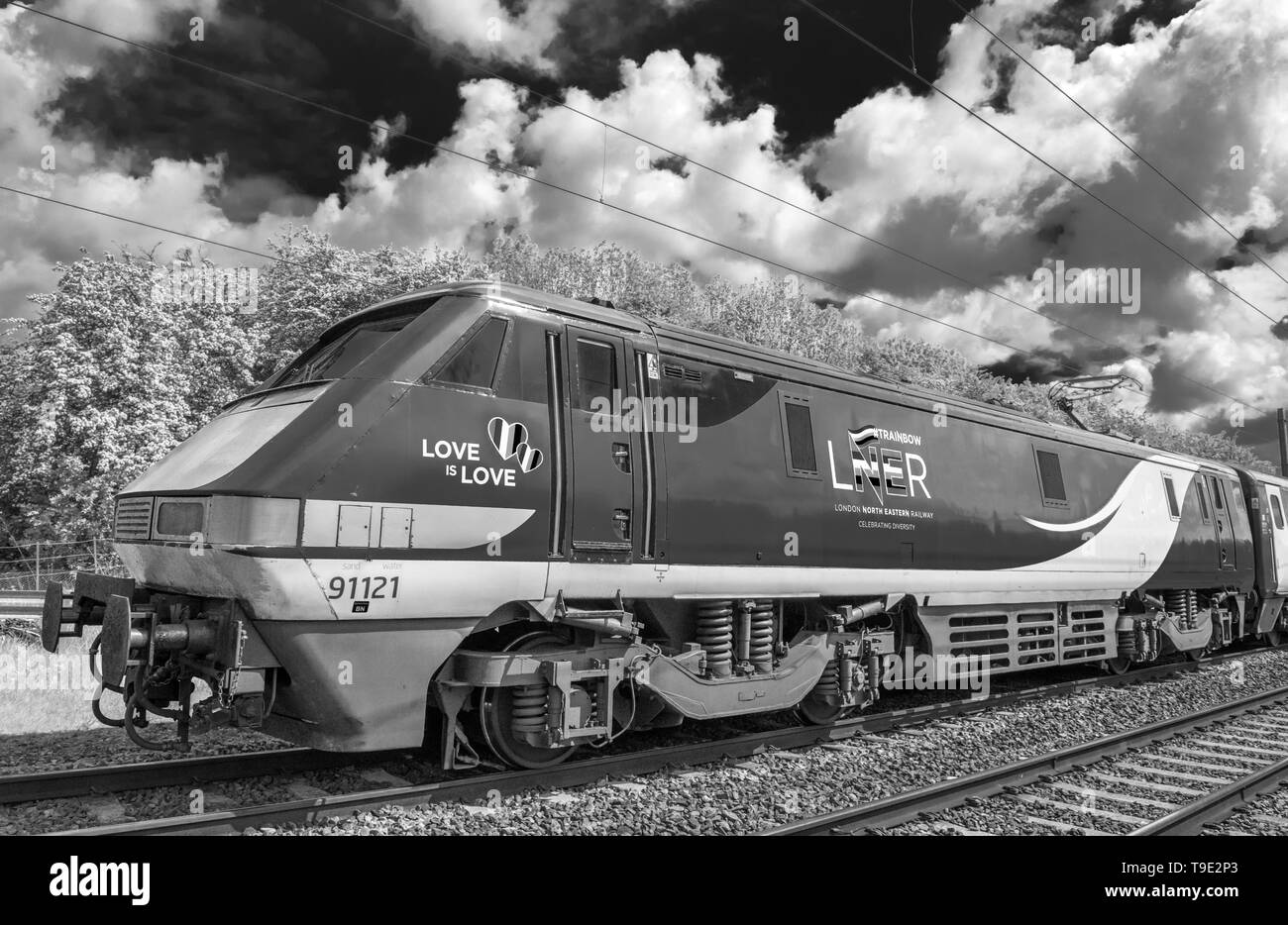 LNER trainbow livery sur le côté d'un British Rail locomotive classe 91 pour célébrer la diversité. Banque D'Images