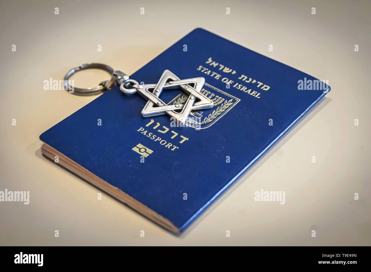 Un passeport bleu de l'état d'Israël sur fond blanc avec une étoile de David sur la chaîne de clé. La citoyenneté israélienne, Israël concept biométrique (darkon Banque D'Images