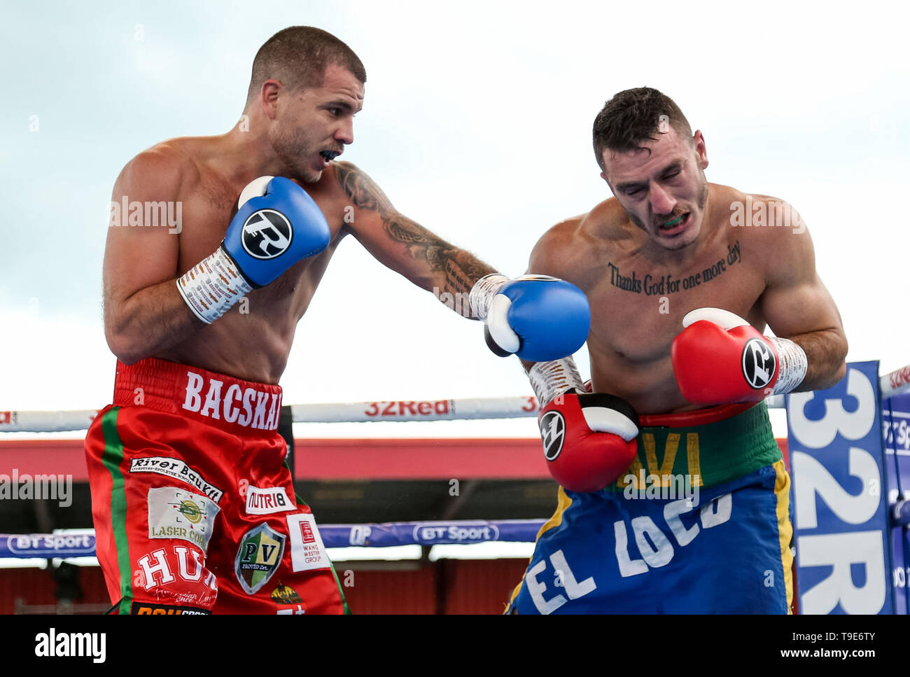Balazs Bacskai (à gauche) et Davi Eliasquevici pendant leur combat Super super-légers au stade Lamex, Stevenage. Banque D'Images
