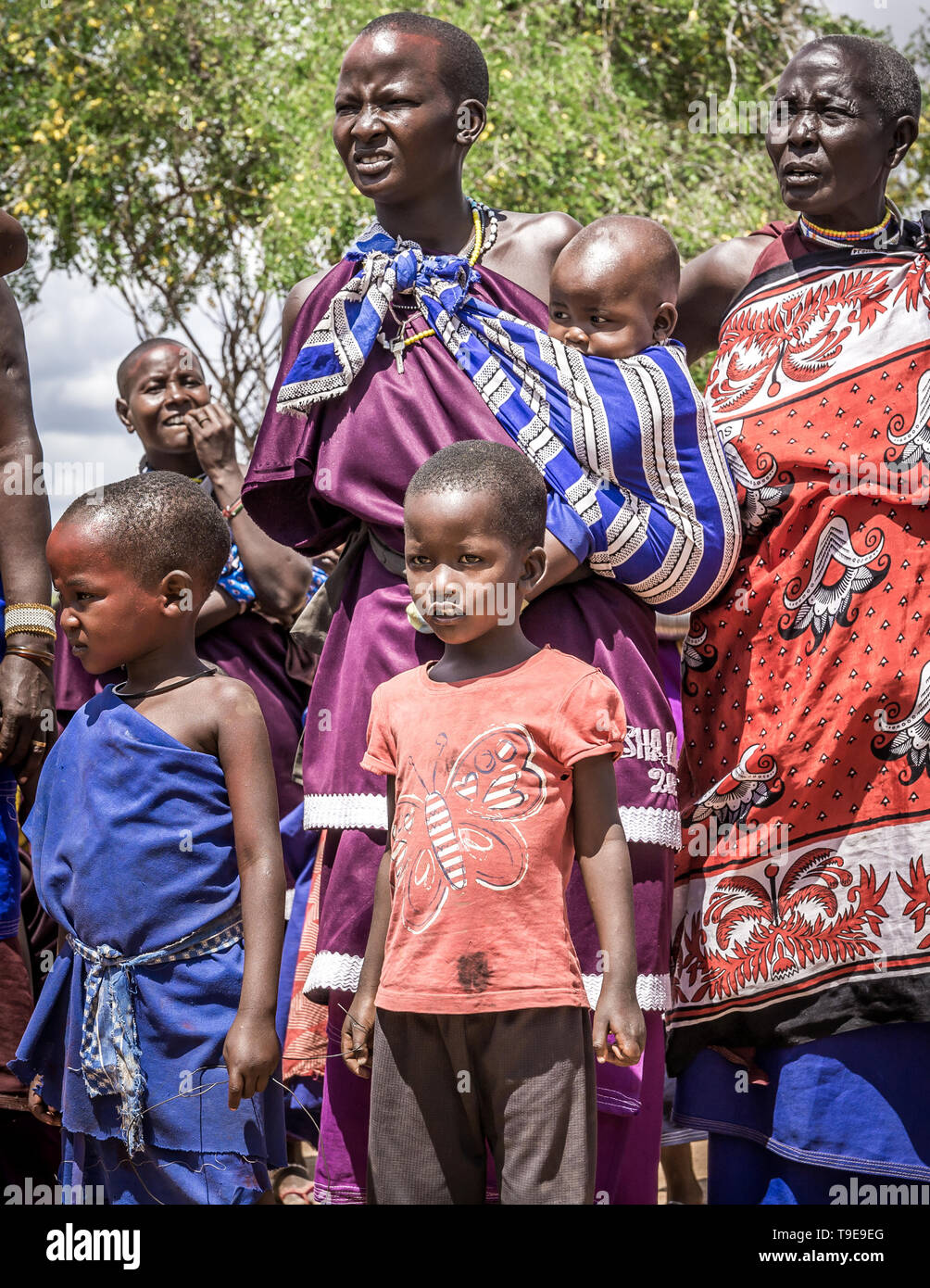 VILLAGE MASAI, KENYA - 11 octobre 2018 : l'Afrique de l'Unindentified gens portant des vêtements traditionnels en tribu Masai, Kenya Banque D'Images