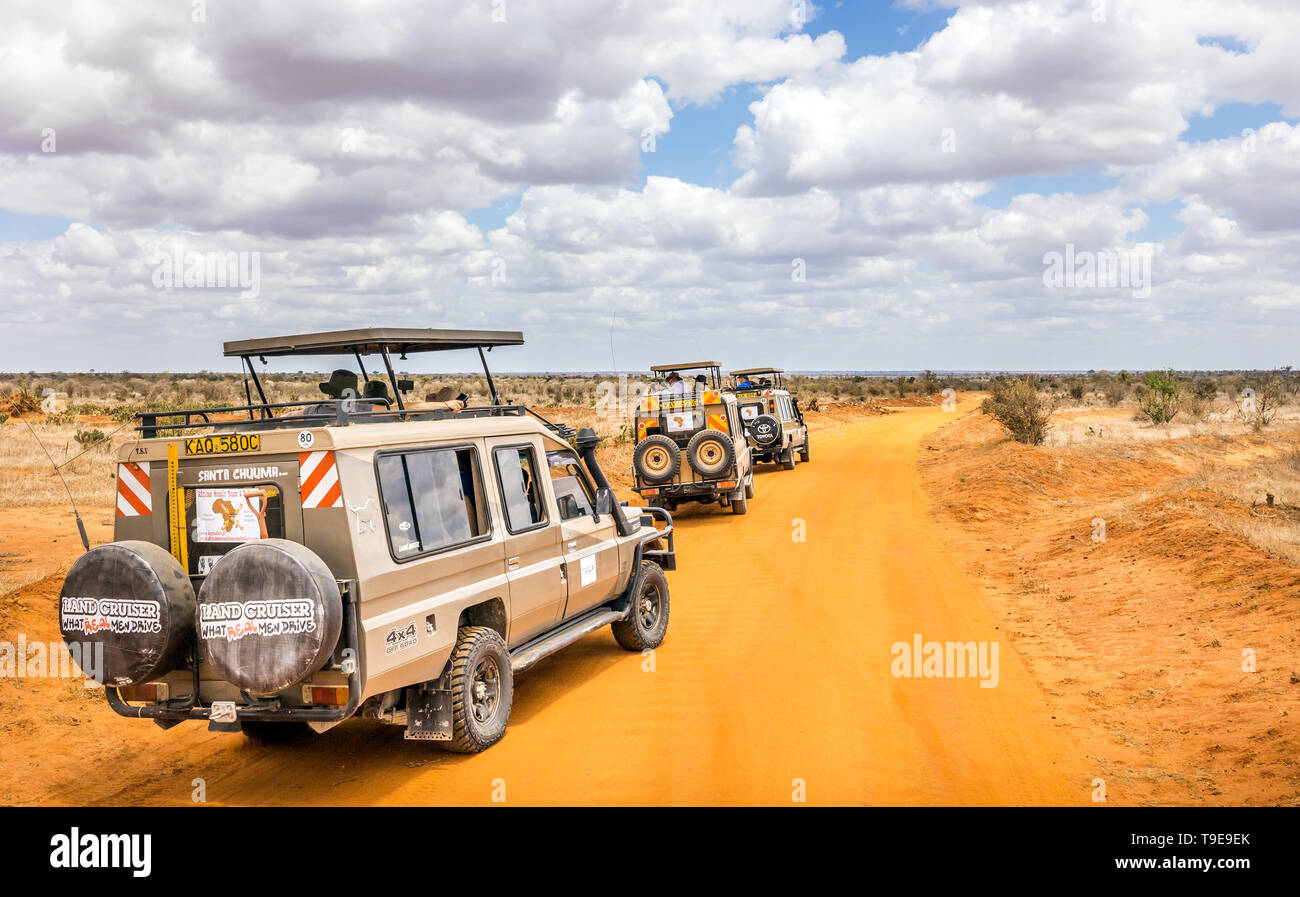 L'Est de Tsavo, KENYA - 11 octobre 2018 : les voitures de Safari avec unindentified les touristes en voyage aventure à Tsavo East National Park, Kenya Banque D'Images