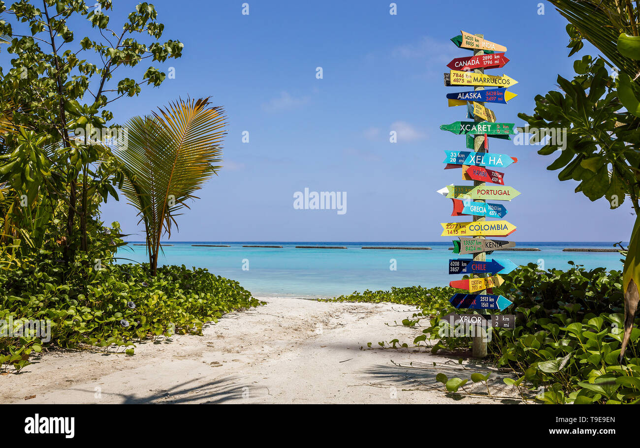 Drôle de Monde différent directions signpost with distance à un grand nombre de pays différents Banque D'Images