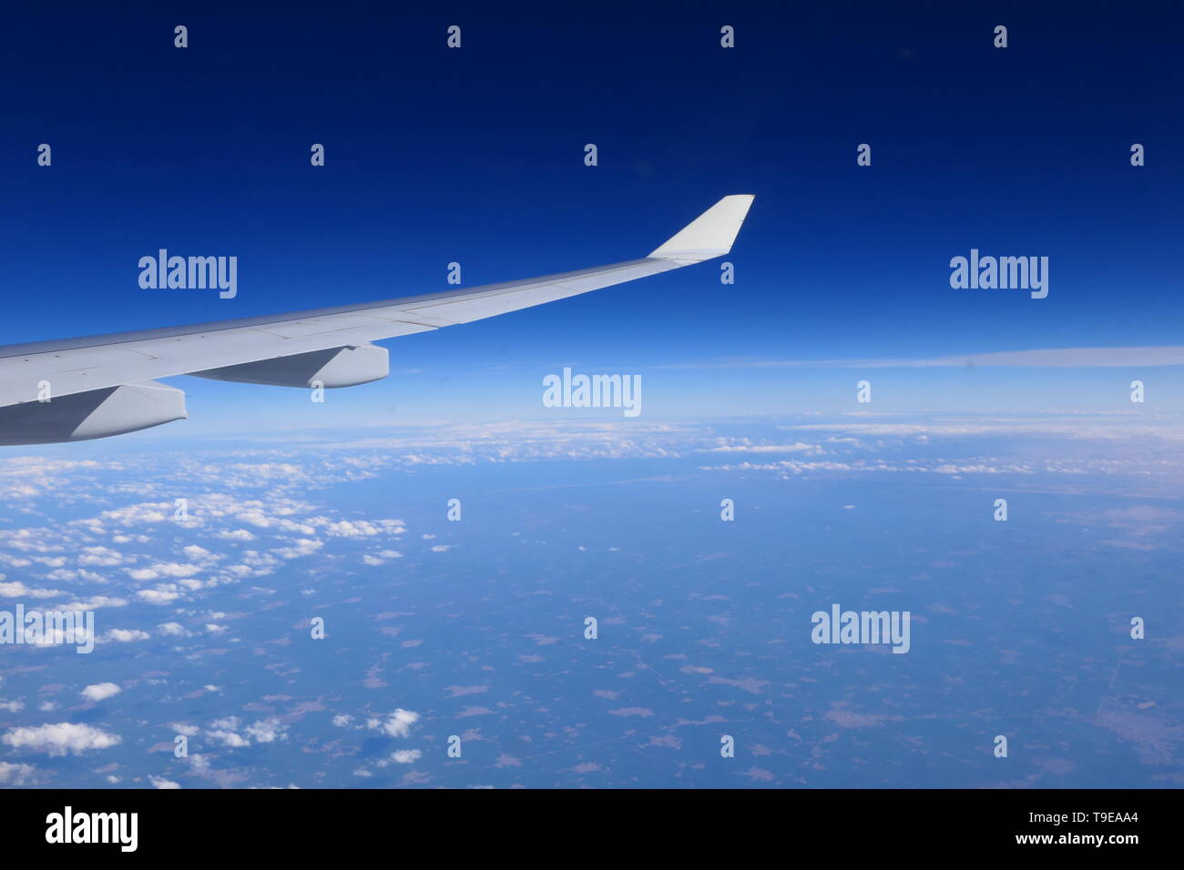 Un avion dans l'air, avec un ciel clair à l'arrière-plan Banque D'Images
