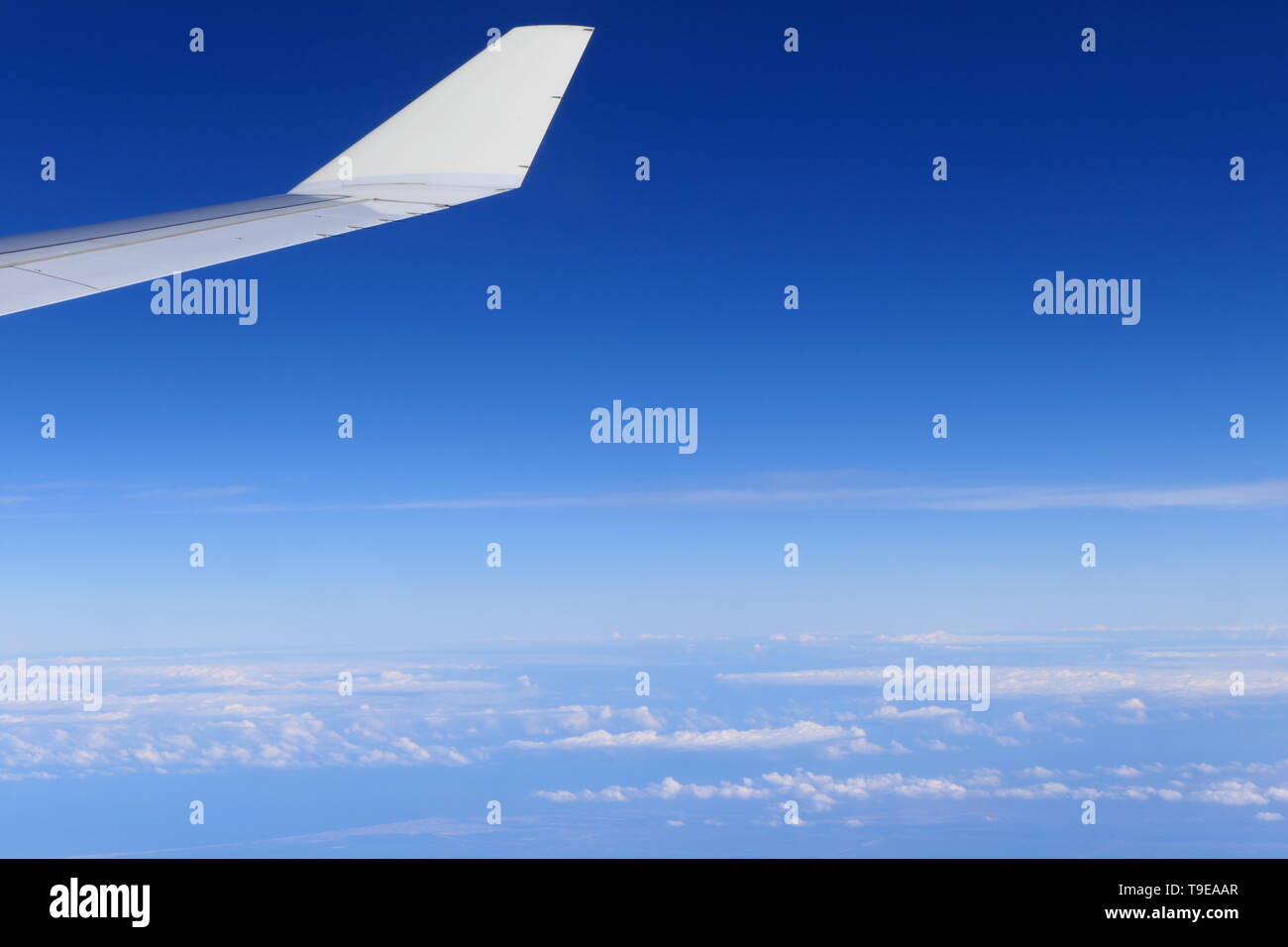 Un avion dans l'air, avec un ciel clair à l'arrière-plan Banque D'Images