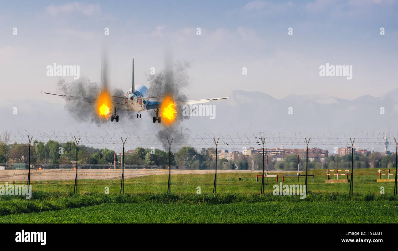 Deux moteurs en feu atterrissage d'urgence à l'aéroport avec concept copy space Banque D'Images