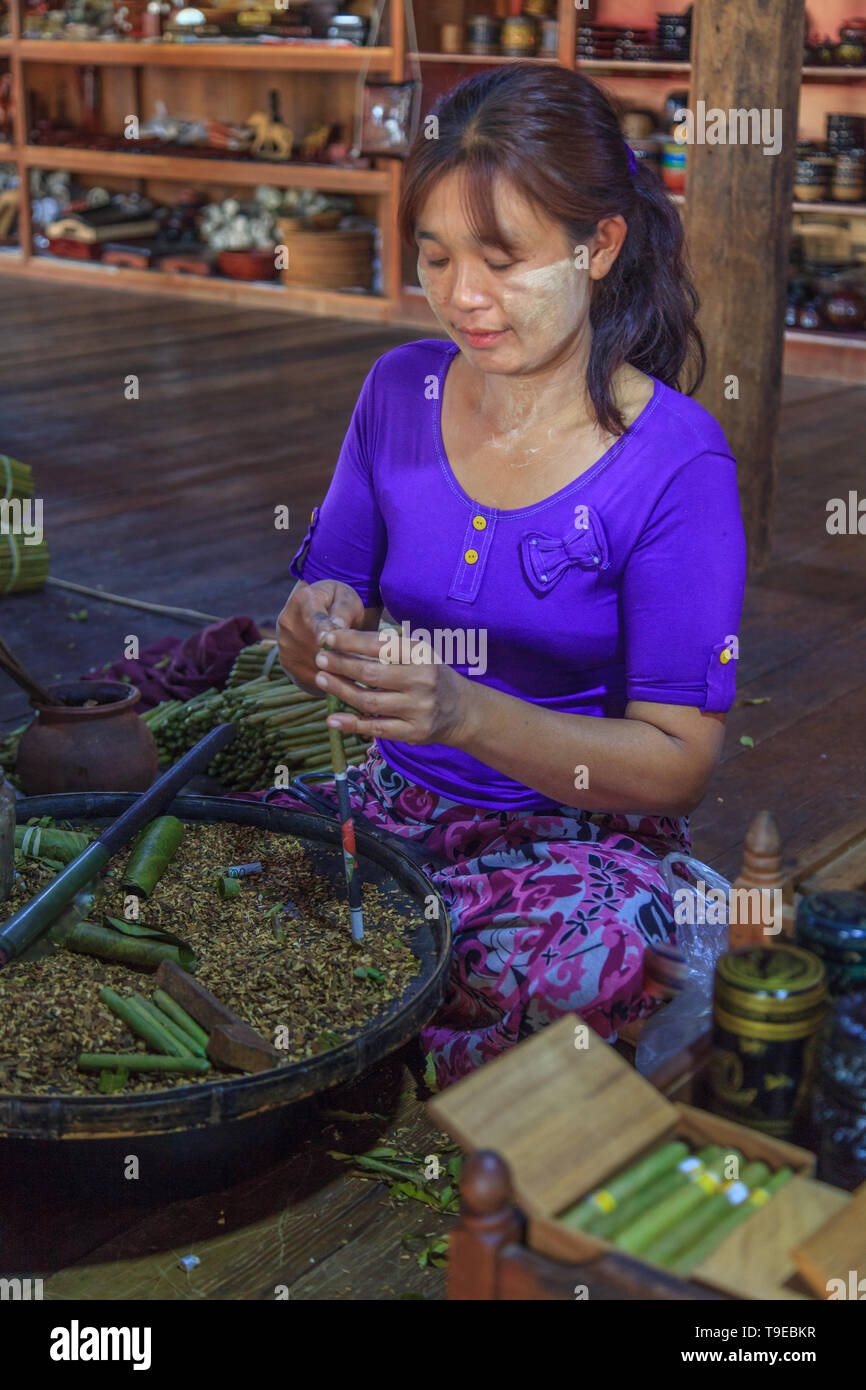 La production artisanale de cigares au lac Inle Banque D'Images