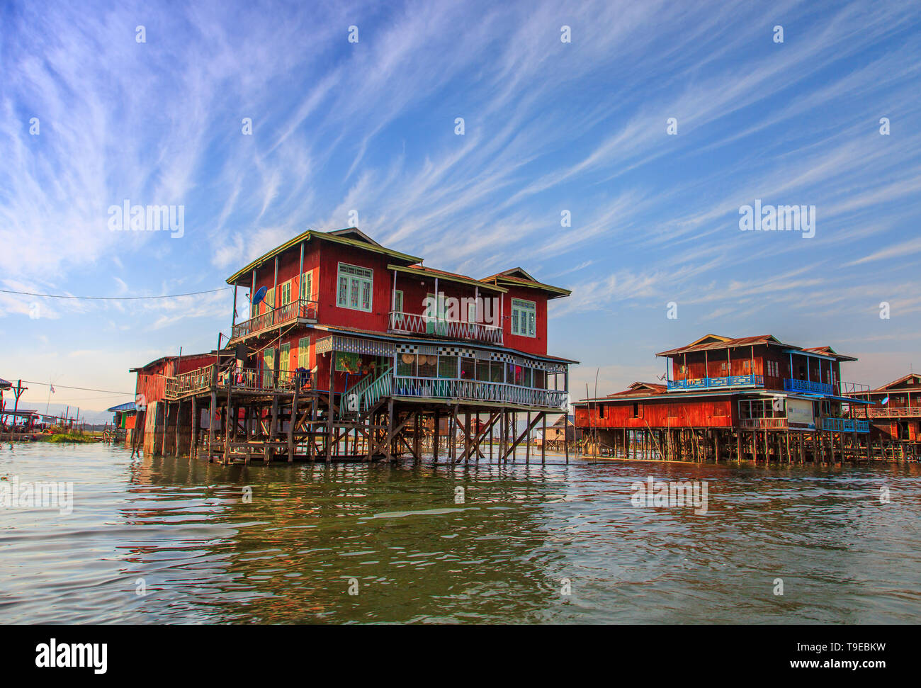 Des maisons flottantes sur le lac Inle, Myanmar Banque D'Images