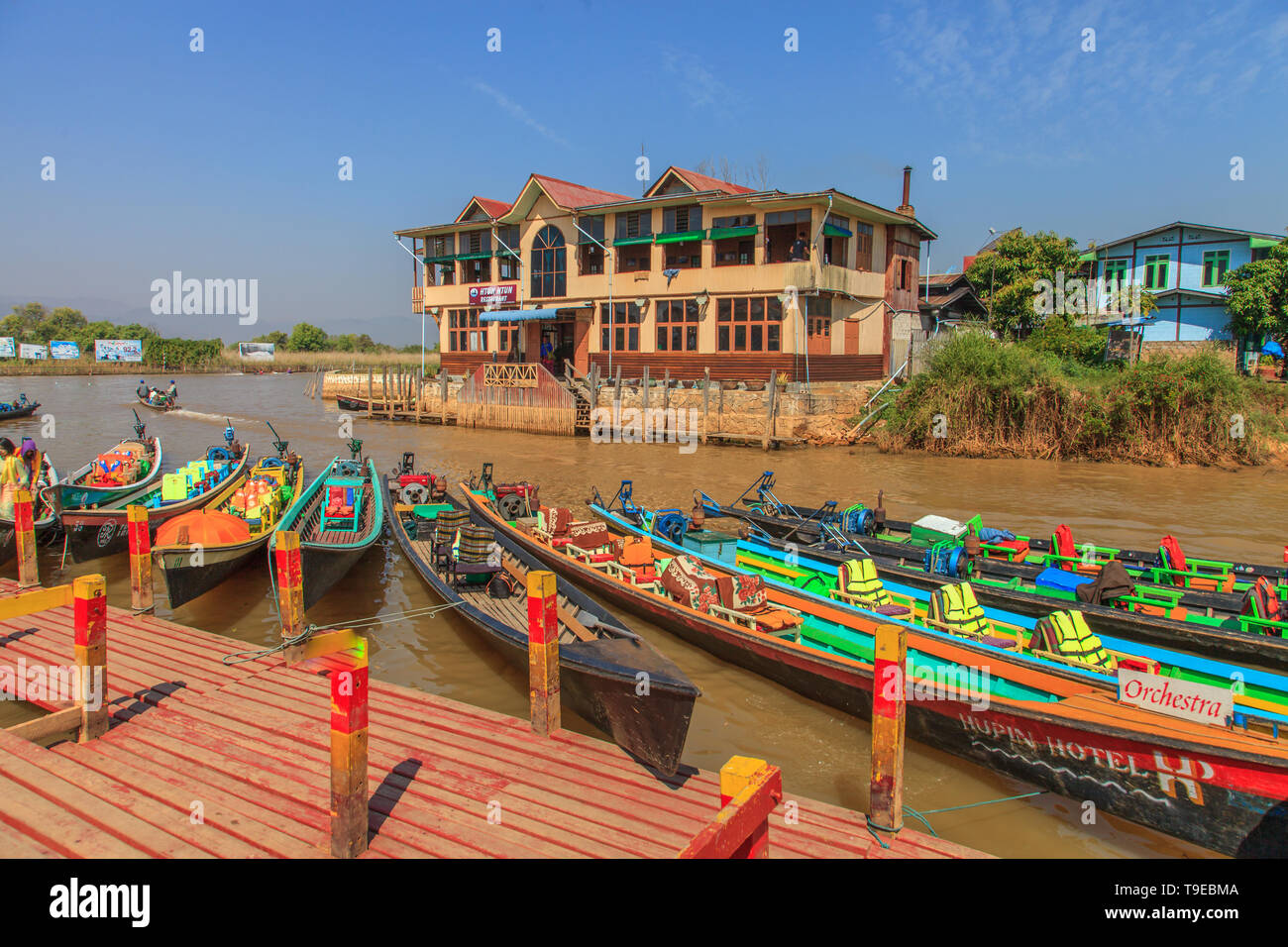 Bateaux de touristes dans un village sur le lac Inle Banque D'Images