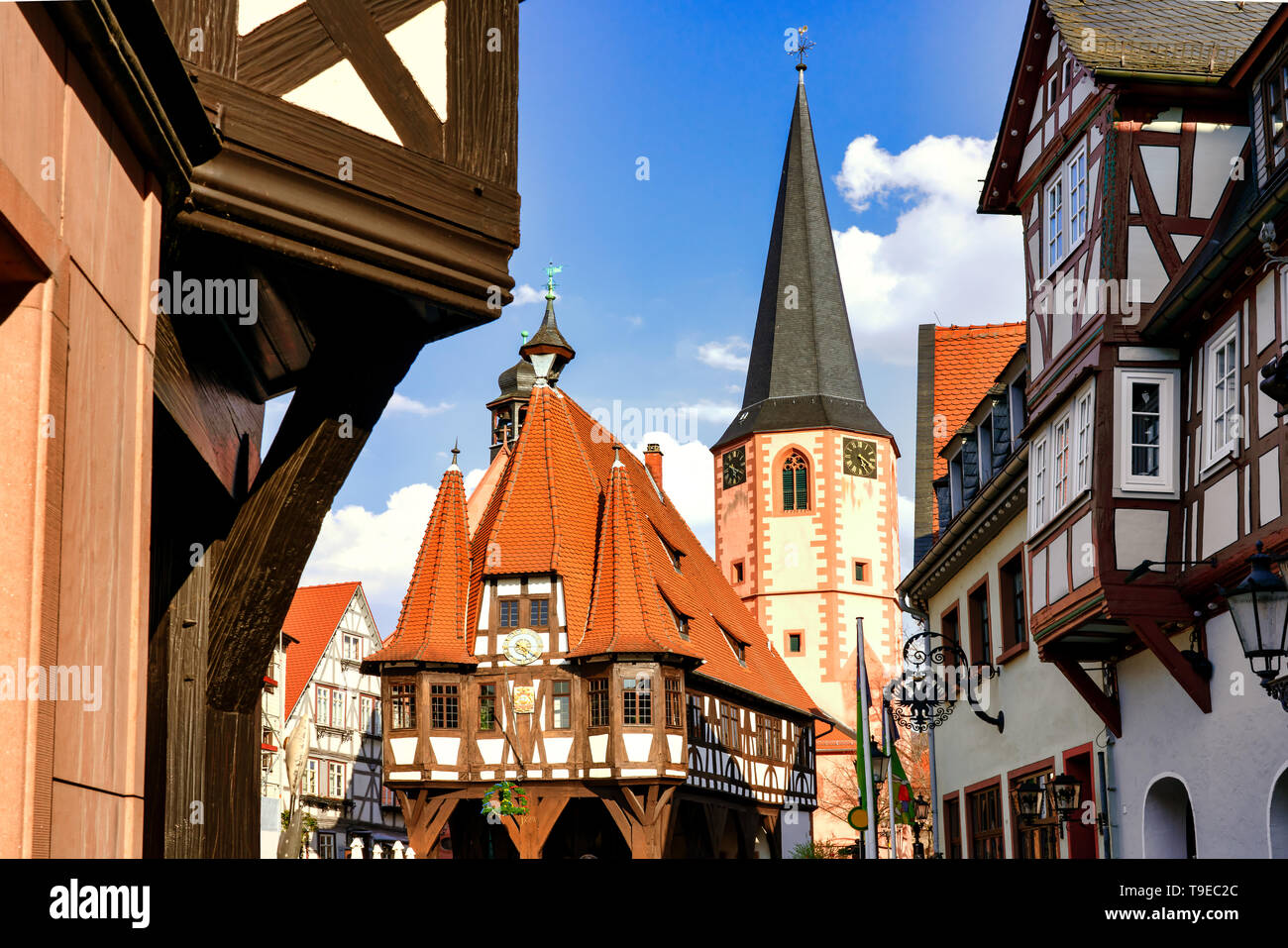 Michelstadt, Allemagne. La place du marché avec l'hôtel de ville historique. L'hôtel de ville a été construit dans un style gothique tardif dans l'année 1484. B Banque D'Images