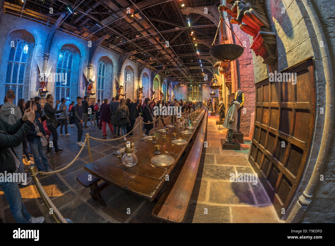 Warner Bros Studio Tour 'La réalisation d'Harry Potter' Leavesden,, London, UK,les visiteurs dans le Grand Hall avec les accessoires qui ont été utilisés dans les films Banque D'Images
