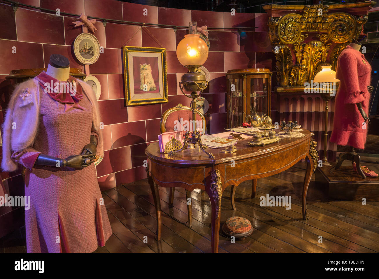 Warner Bros Studio Tour 'La réalisation d'Harry Potter' du bureau de Dolorès Ombrage avec les accessoires et les costumes qui ont été utilisés dans la production des films Banque D'Images