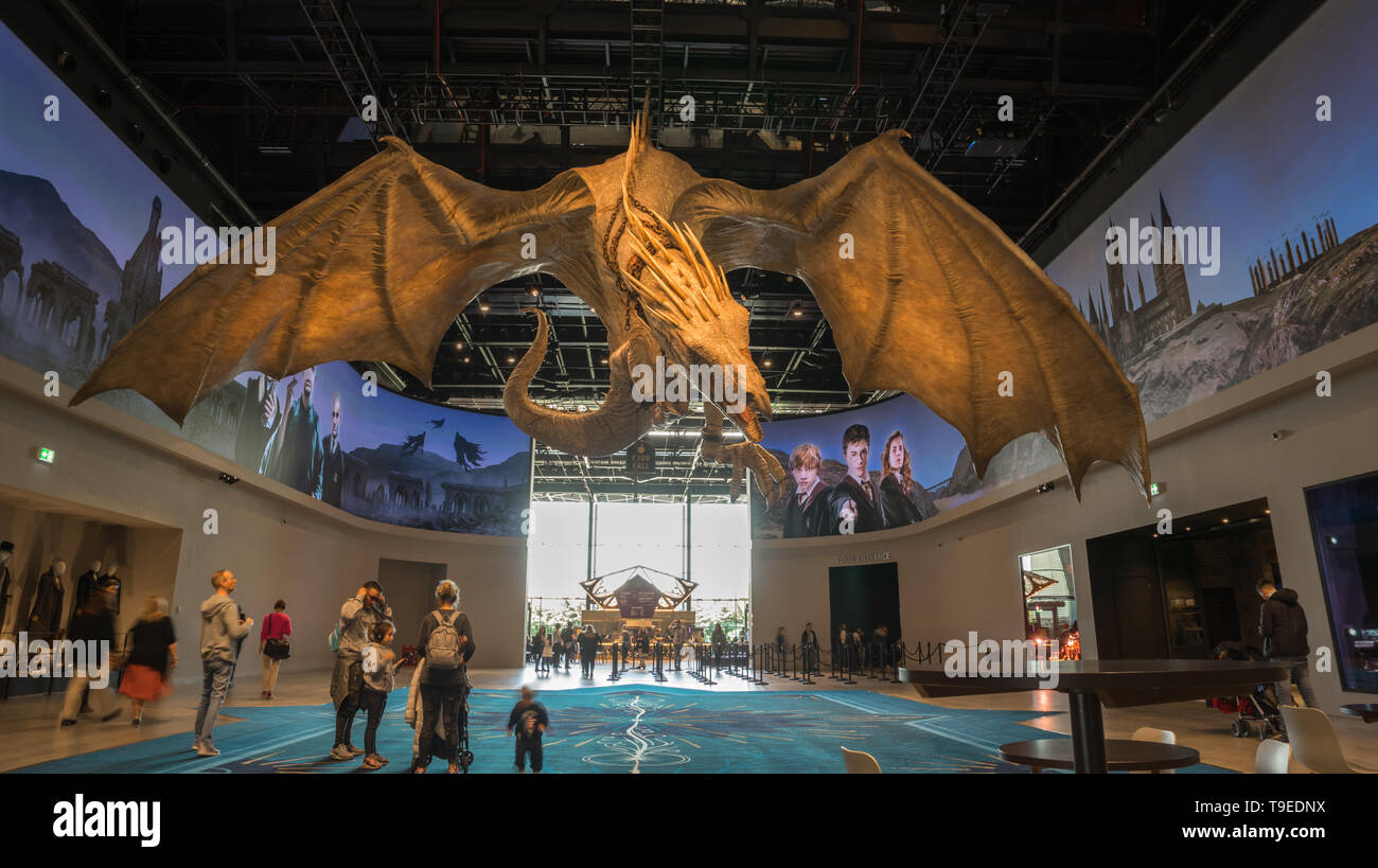 Dragon géant accroché dans l'entrée de la Warner Bros Studio Tour 'La réalisation d'Harry Potter', Leavesden, Londres, Royaume-Uni Banque D'Images