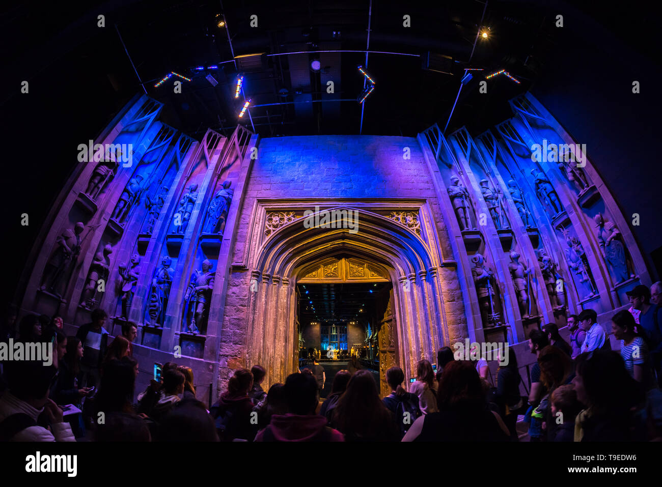 Les visiteurs qui entrent dans le Grand Hall à la Warner Bros Studio Tour 'La réalisation d'Harry Potter' Leavesden, Londres, Royaume-Uni Banque D'Images