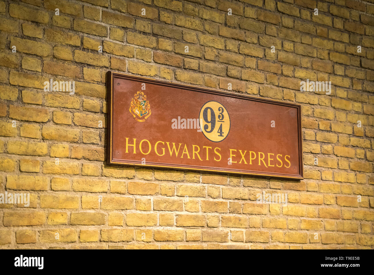 Poudlard Express 9 3/4 signe sur un mur de brique, Warner Bros Studio Tour 'La réalisation d'Harry Potter', Leavesden, Londres, Royaume-Uni Banque D'Images