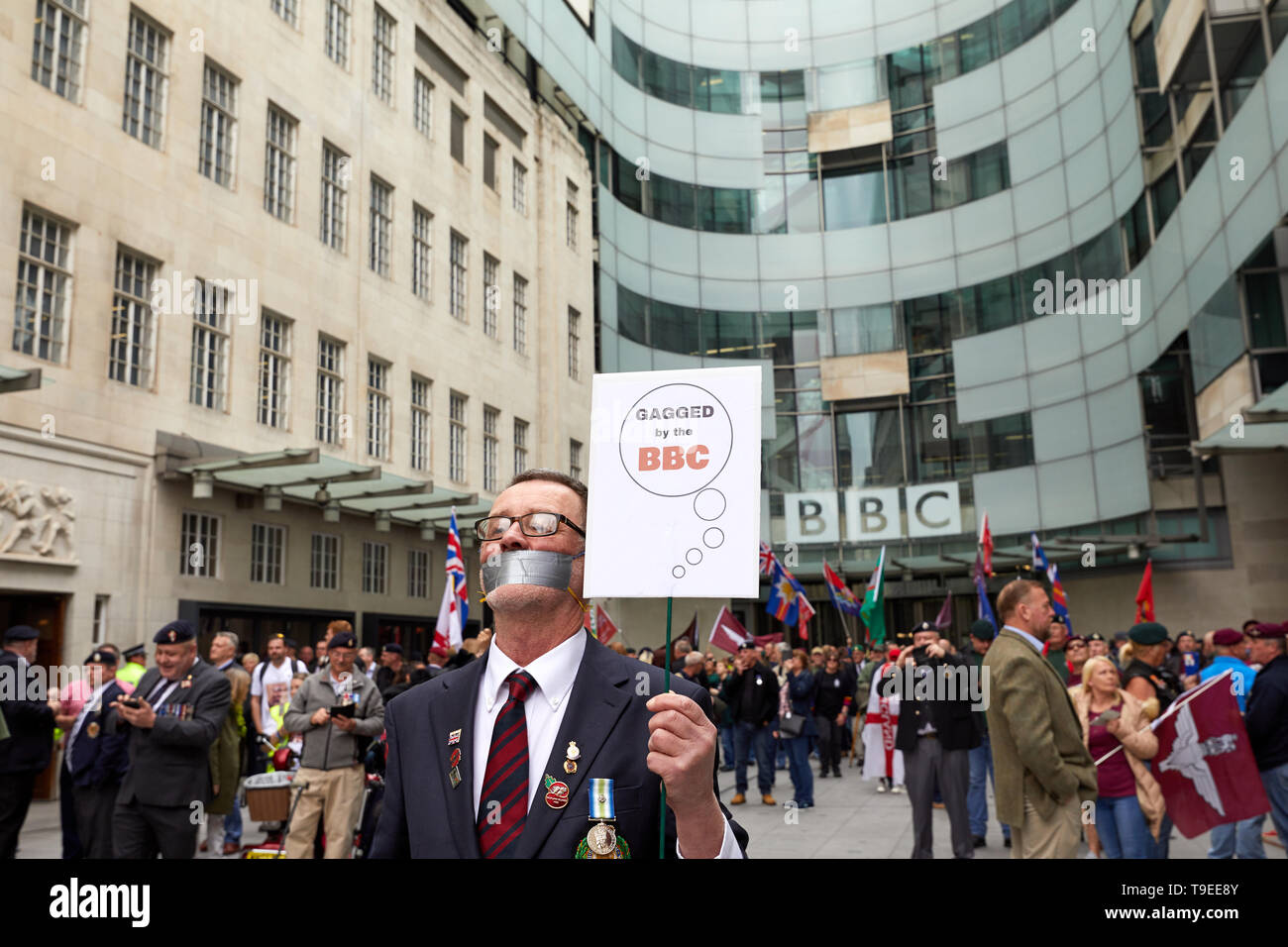 Londres, Royaume-Uni - 18 mai 2019 : un ex-ancien militaire des forces canadiennes campaigs en dehors de la BBC dans le cadre d'une protestation contre la partialité des médias. Banque D'Images