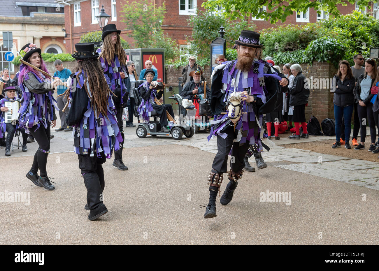 Winchester, Hampshire, England, UK. Mai 2019. Les membres de l'Anonyme de Poole, Dorsetand Morrismen participant à la Winchester annuel Mayfest. Banque D'Images