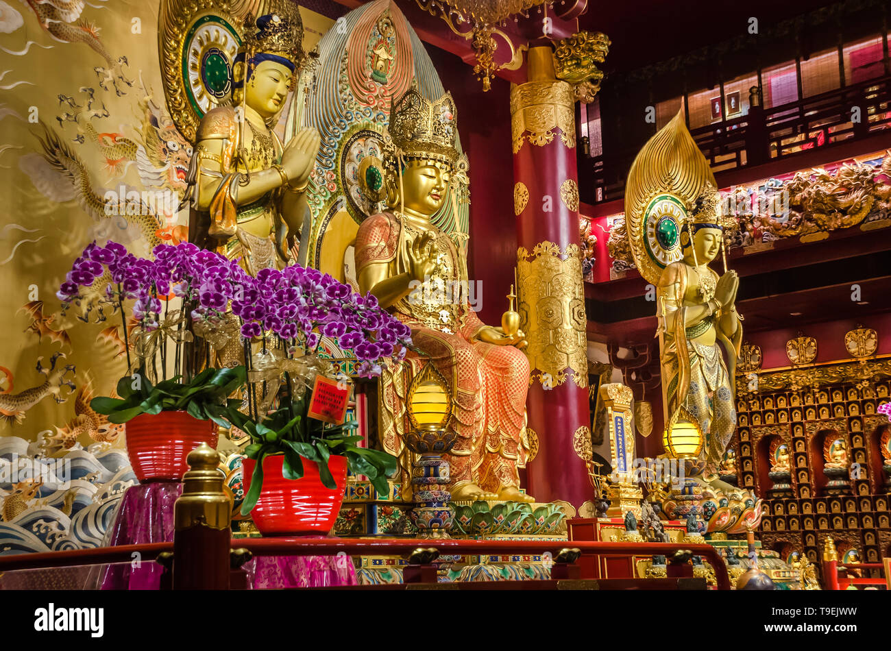 Singapour, Asie - 15 décembre 2018 : autel richement décoré à l'intérieur de la Les cinq étages Buddha Tooth Relic Temple & Museum de Singapour. Banque D'Images