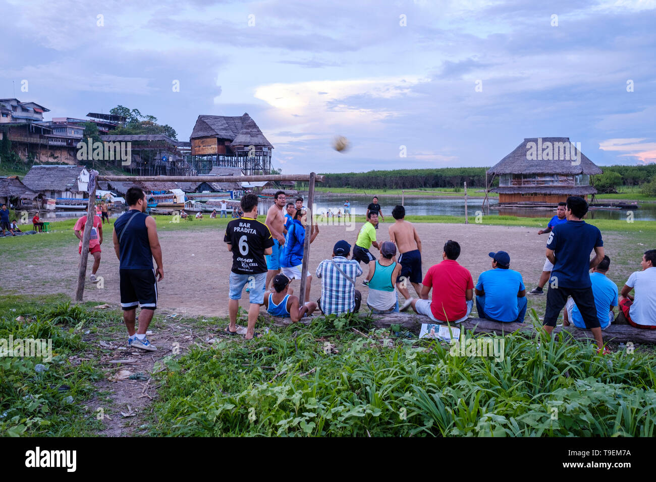 Les gens jouent au football sur la rive de la rivière Itaya au coucher du soleil à Iquitos, en Amazonie péruvienne, la Province de Maynas, département de Loreto, Pérou Banque D'Images