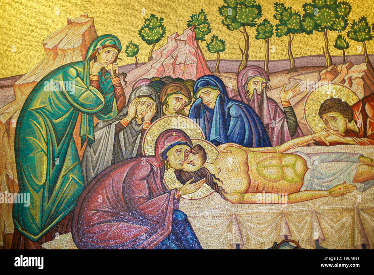 Une mosaïque l'inscription du corps du Christ en préparation après sa mort, en face de la pierre de l'onction, dans l'église du Saint-Sépulcre à Jérusalem. Banque D'Images