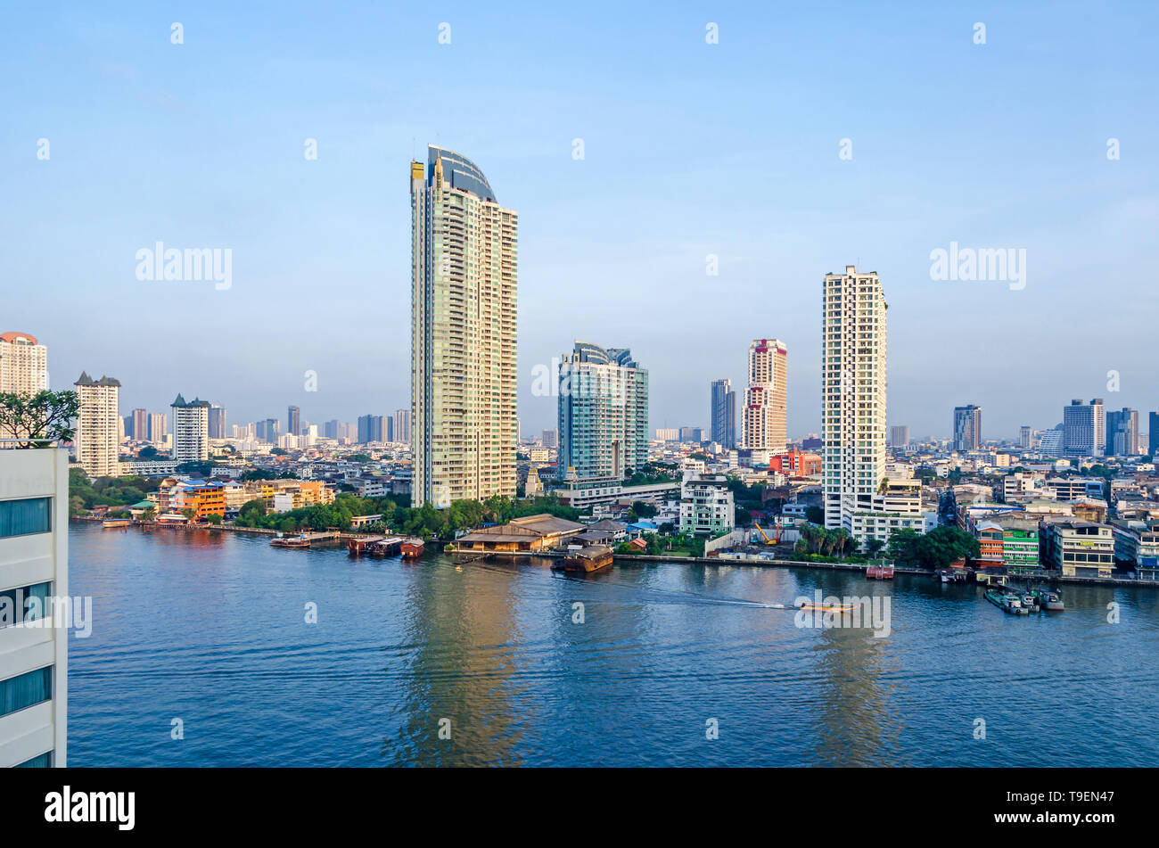 Bangkok, Thaïlande - 18 Avril 2018 : les toits de la ville avec ses bâtiments modernes, entre autres deux rivière Chaophraya filigrane en copropriété construire Banque D'Images