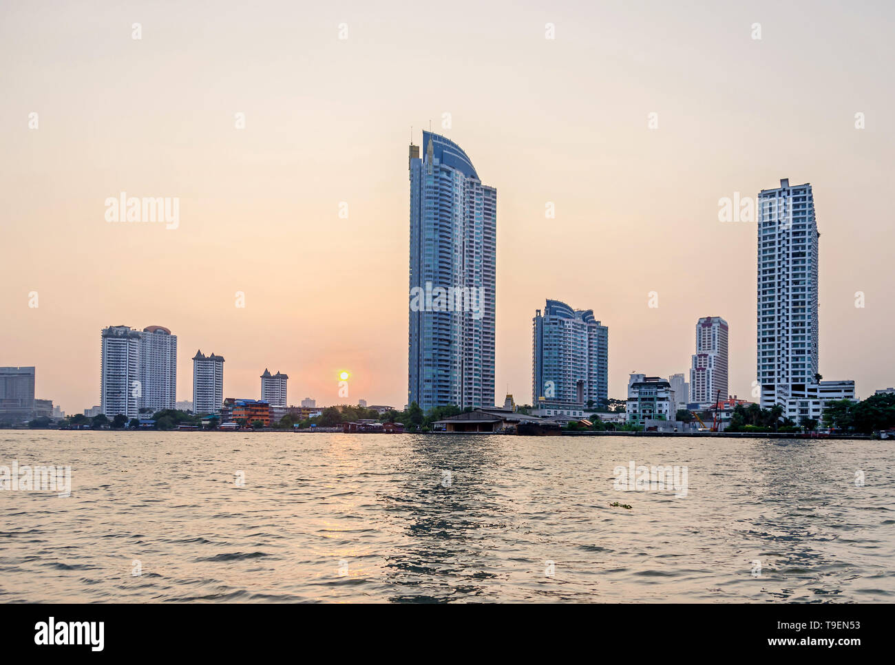 Bangkok, Thaïlande - 18 Avril 2018 : le coucher du soleil et l'horizon de la ville avec ses immeubles modernes, filigrane en copropriété rivière Chaophraya construire deux Banque D'Images