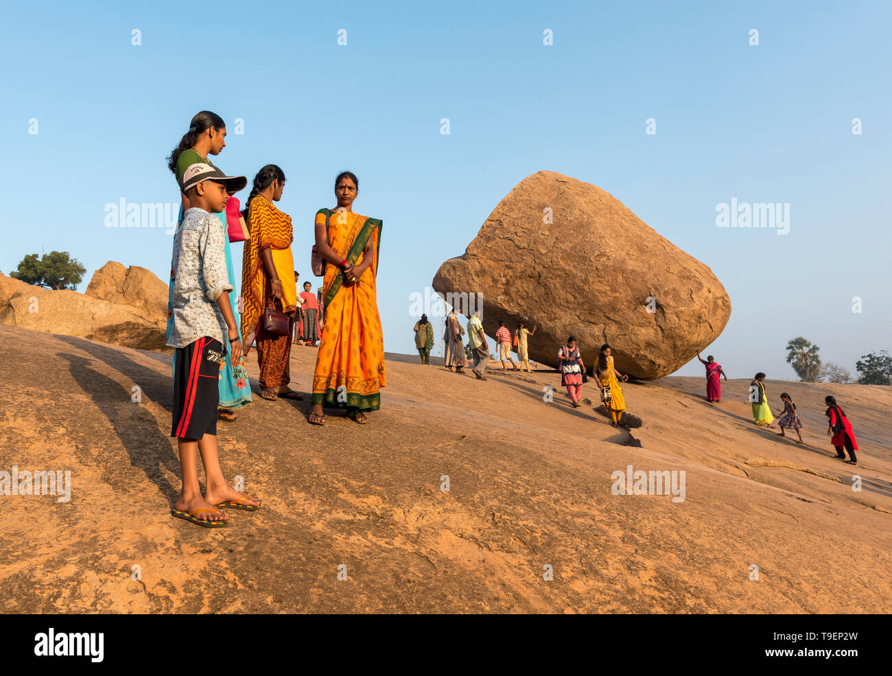 Visiteurs à Krishna's Butter-ball monument, Mahabalipuram (Mamallapuram), Inde Banque D'Images