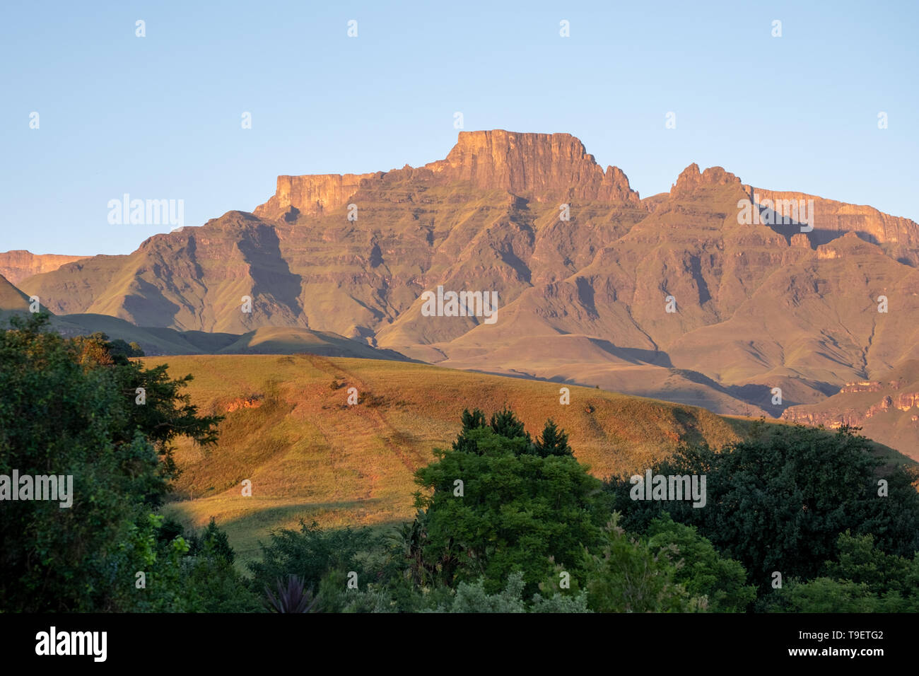 Château de Champagne, Cathkin Peak et Monk's Cowl, partie de la chaîne de montagnes du Drakensberg centrale, Afrique du Sud. Photographié au lever du soleil. Banque D'Images