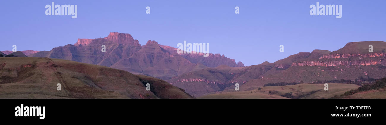 Château de Champagne, Cathkin Peak et Monk's Cowl, partie de la chaîne de montagnes du Drakensberg centrale, Afrique du Sud. Photographié au lever du soleil. Banque D'Images