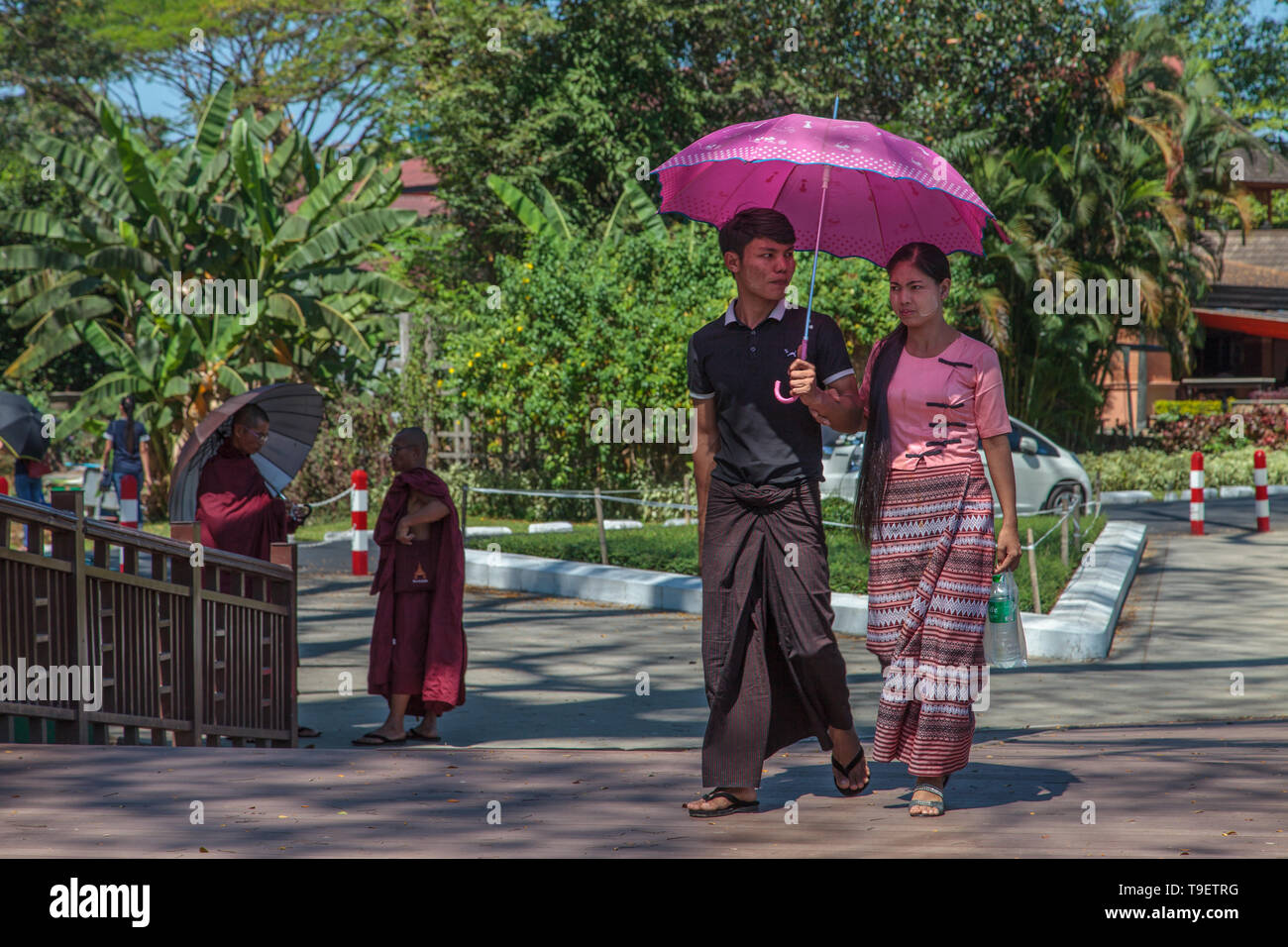 Jeune couple au parc Bogyoke à Yangon Banque D'Images