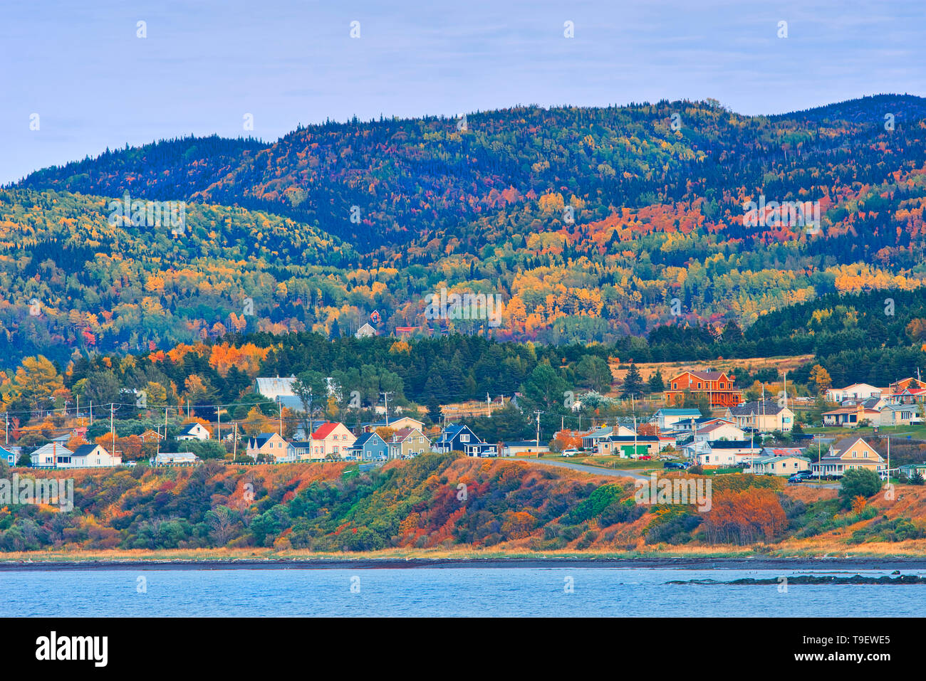 Village côtier et couleurs d'automne dans la forêt mixte de montagne Chic-Choc (Appalaches). Région de la forêt boréale. Sainte Anne des Monts Québec Canada Banque D'Images
