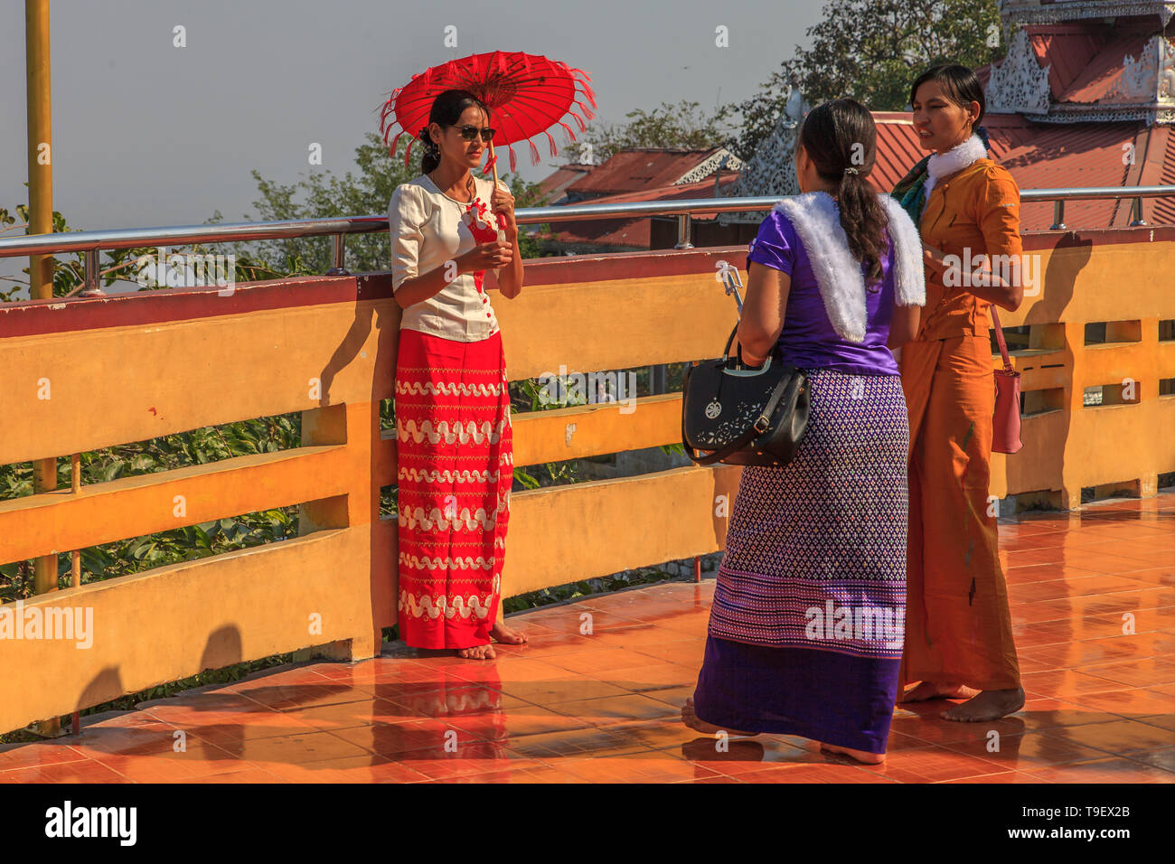 Les jeunes femmes birmanes en costume traditionnel Banque D'Images