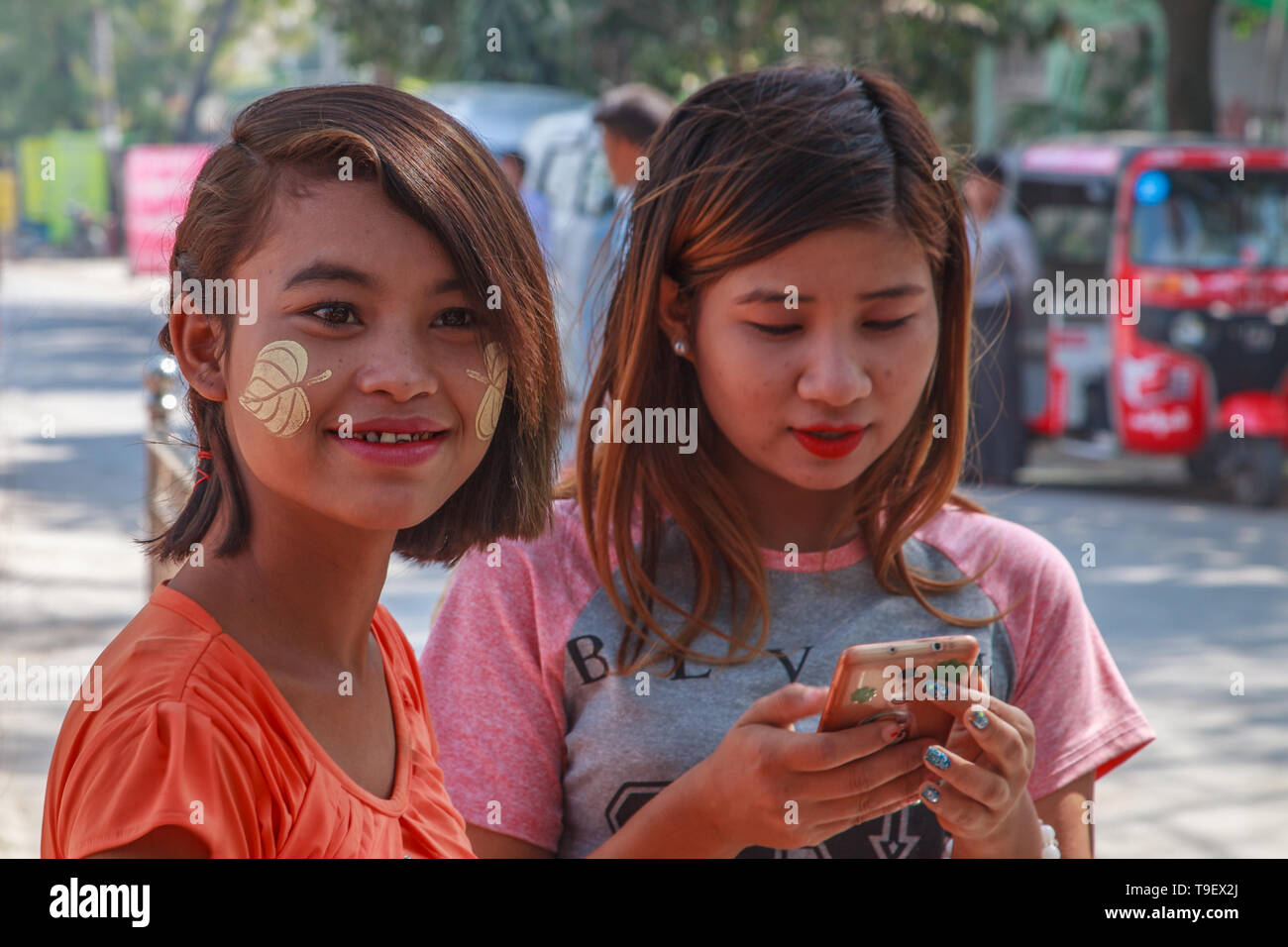 Les jeunes filles birmanes Banque D'Images