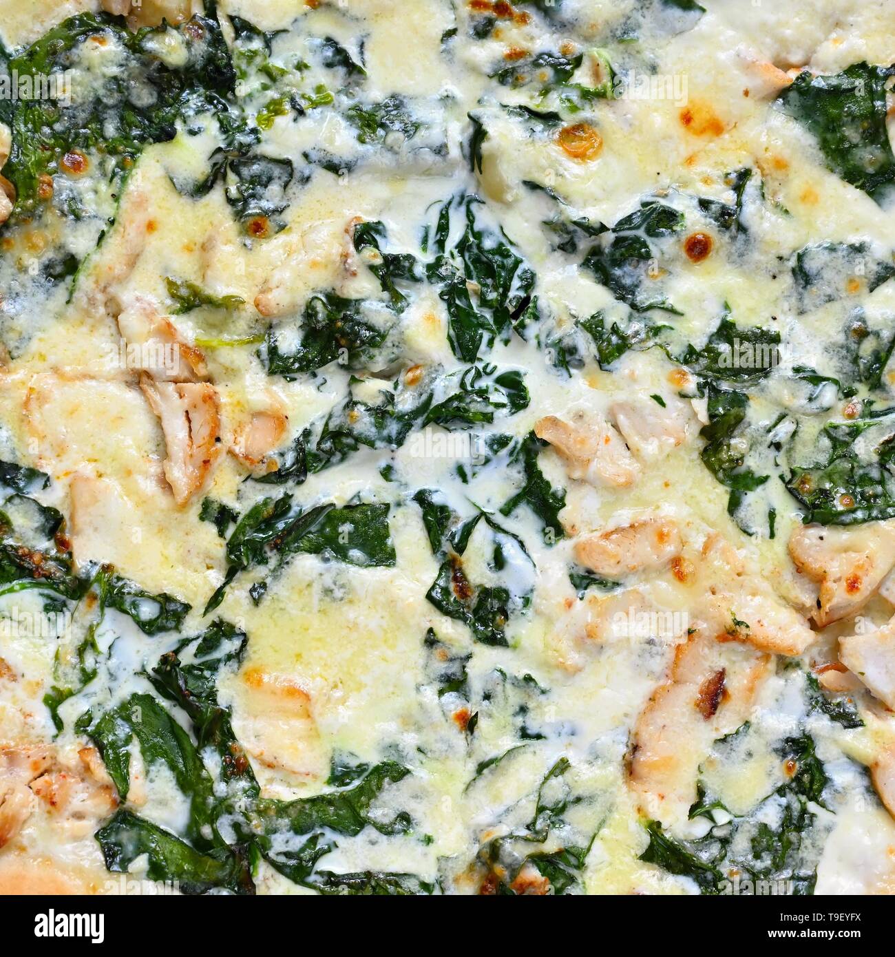 Close-up photos de nourriture. De délicieuses pizzas fraîches avec de la crème et de l'épinard. Banque D'Images