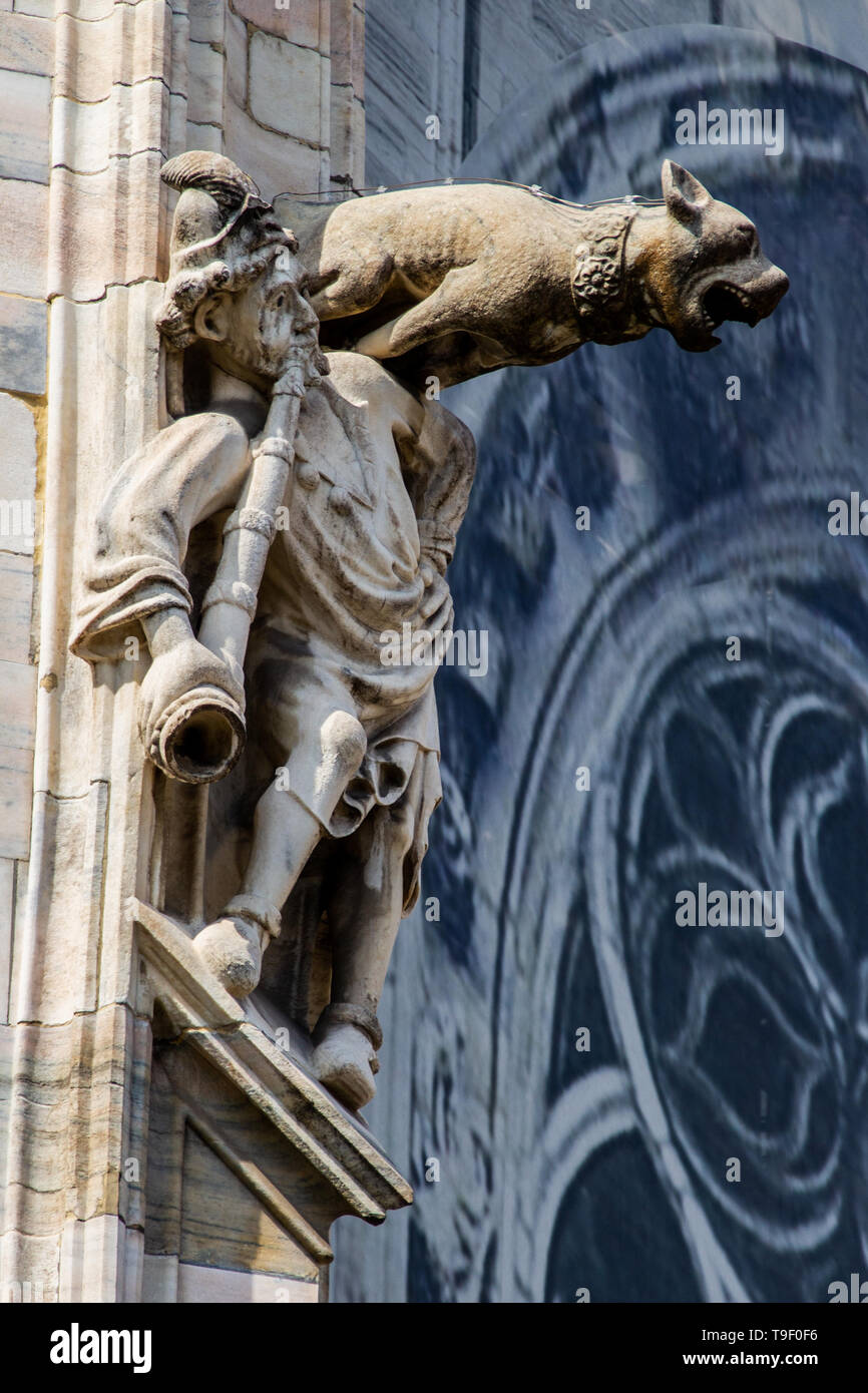 La gargouille-La cathédrale de Milan est parsemé de statues de 3400 et plus de 700 chiffres dans les hauts-reliefs de marbre Banque D'Images