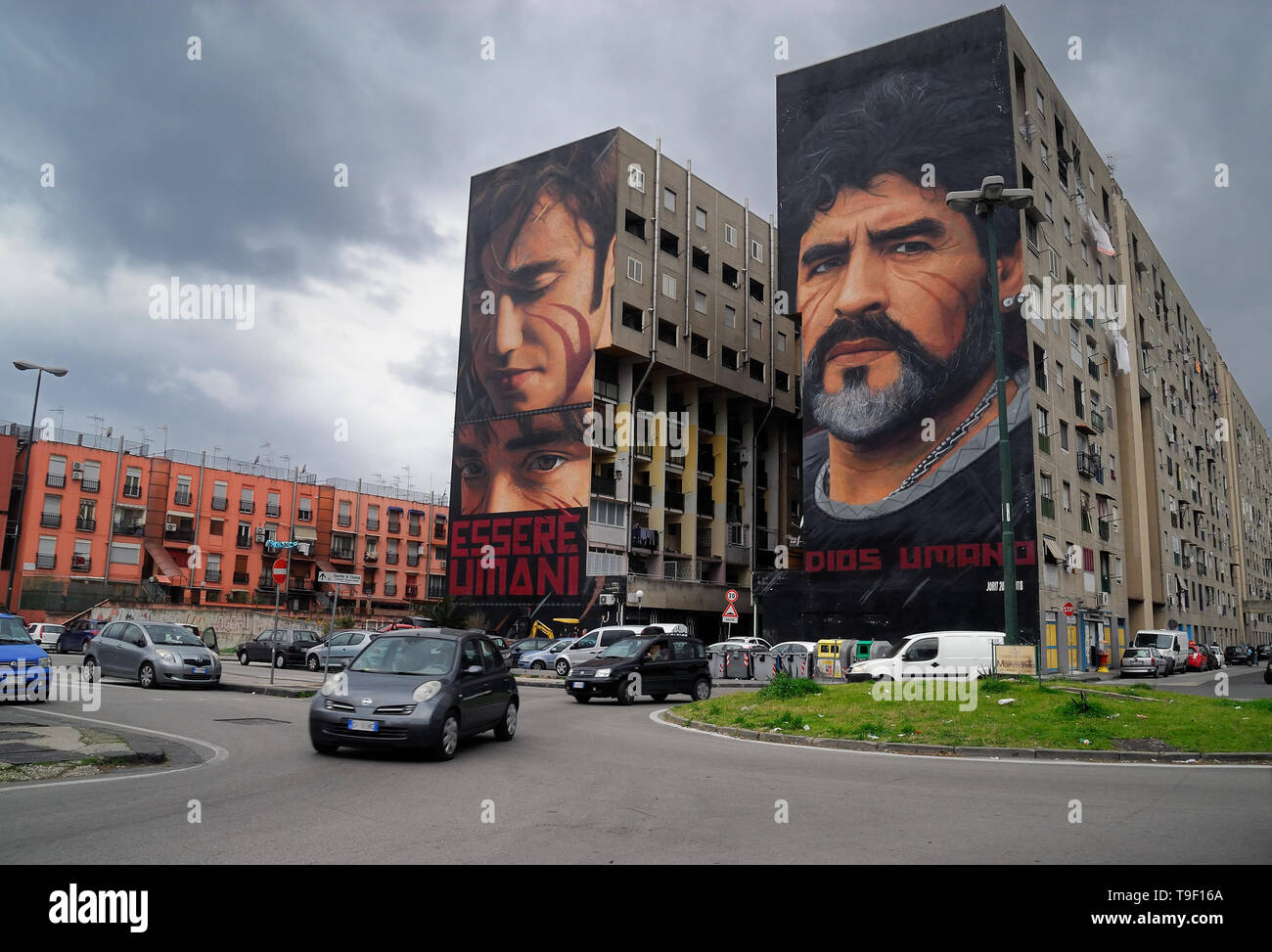 Agoch Jorit, 28, rue napolitaine est artiste de renommée internationale, père et mère néerlandaise. Il crée des peintures murales géantes sur les façades des immeubles de banlieue à travers le monde. Ses œuvres sont présentes à Buenos Aires, Córdoba, Aruba, Santiago du Chili, New York, Miami, Las Vegas, Los Angeles, San Francisco, Shenzhen, Gaza. En Italie Jorit est principalement actif à Naples où il fait d'immenses peintures sur façades aveugles des immeubles de banlieue et aussi dans le centre historique. Banlieue de Naples, San Giovanni a Teduccio trimestre, bâtiments populaires dans Taverna del Ferro. La peinture de Diego Armando Mar Banque D'Images