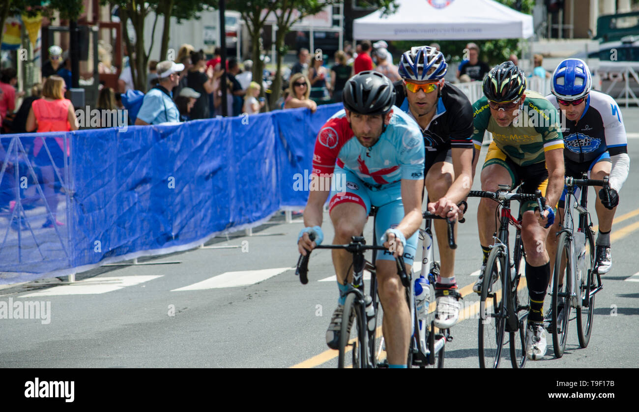 Un paquet de cyclistes autour d'un virage serré au centre-ville de Belmont au cours de la Santé 2016 CaroMont Critérium. Banque D'Images