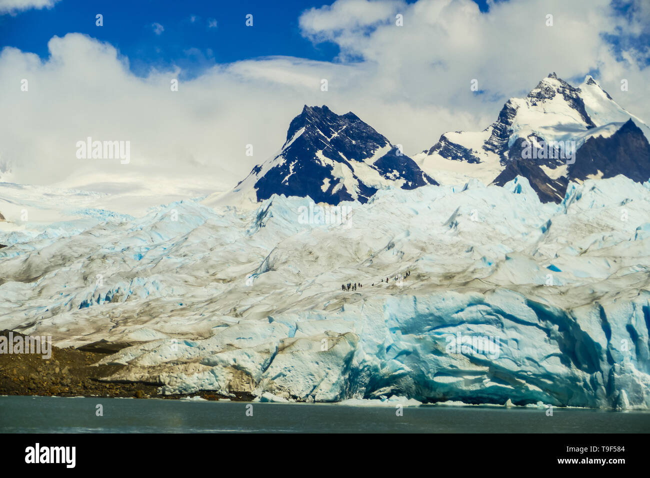 Loin de groupe randonneurs marche sur glace au glacier Perito Moreno dans le Parc National Los Glaciares, dans le sud-ouest de Santa Cruz, en Argentine. Banque D'Images