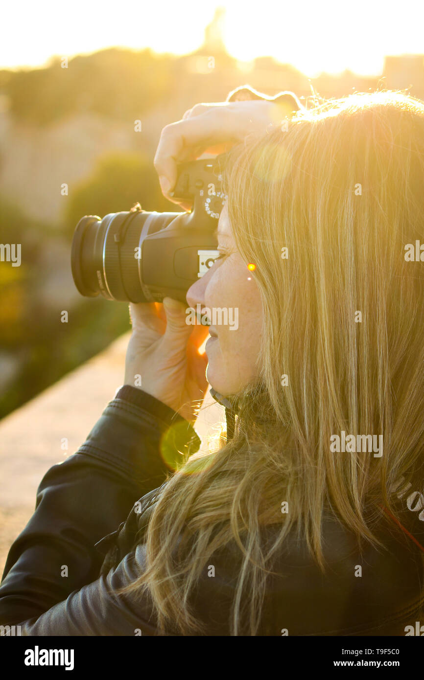 Fille blonde prend des photos avec reflex d'un point de vue à Barcelone, Espagne Banque D'Images