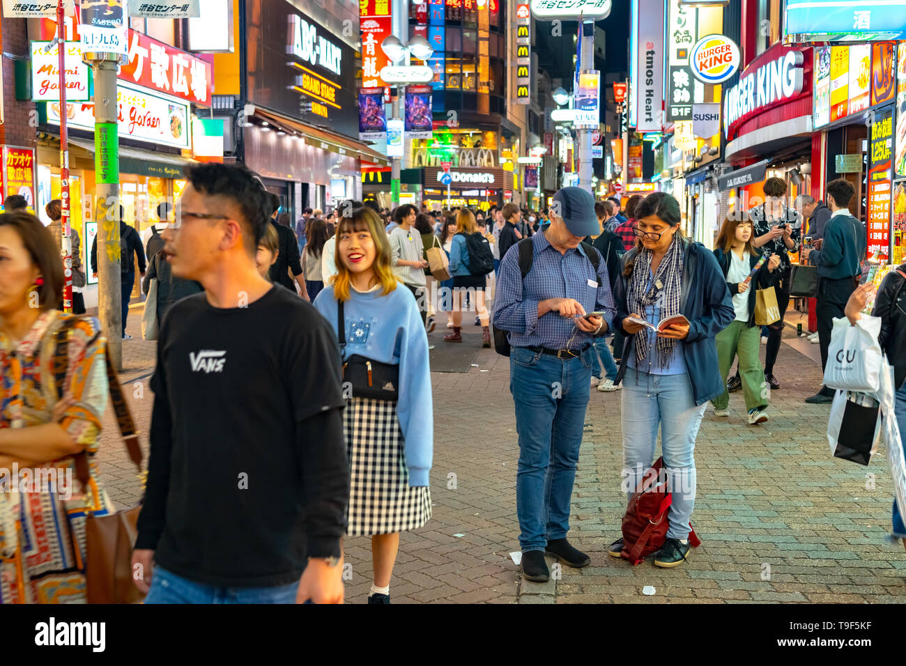 Foule de gens dans la rue commerçante de Shibuya district. Shibuya est connu comme l'un des centres de la mode du Japon pour les jeunes Banque D'Images