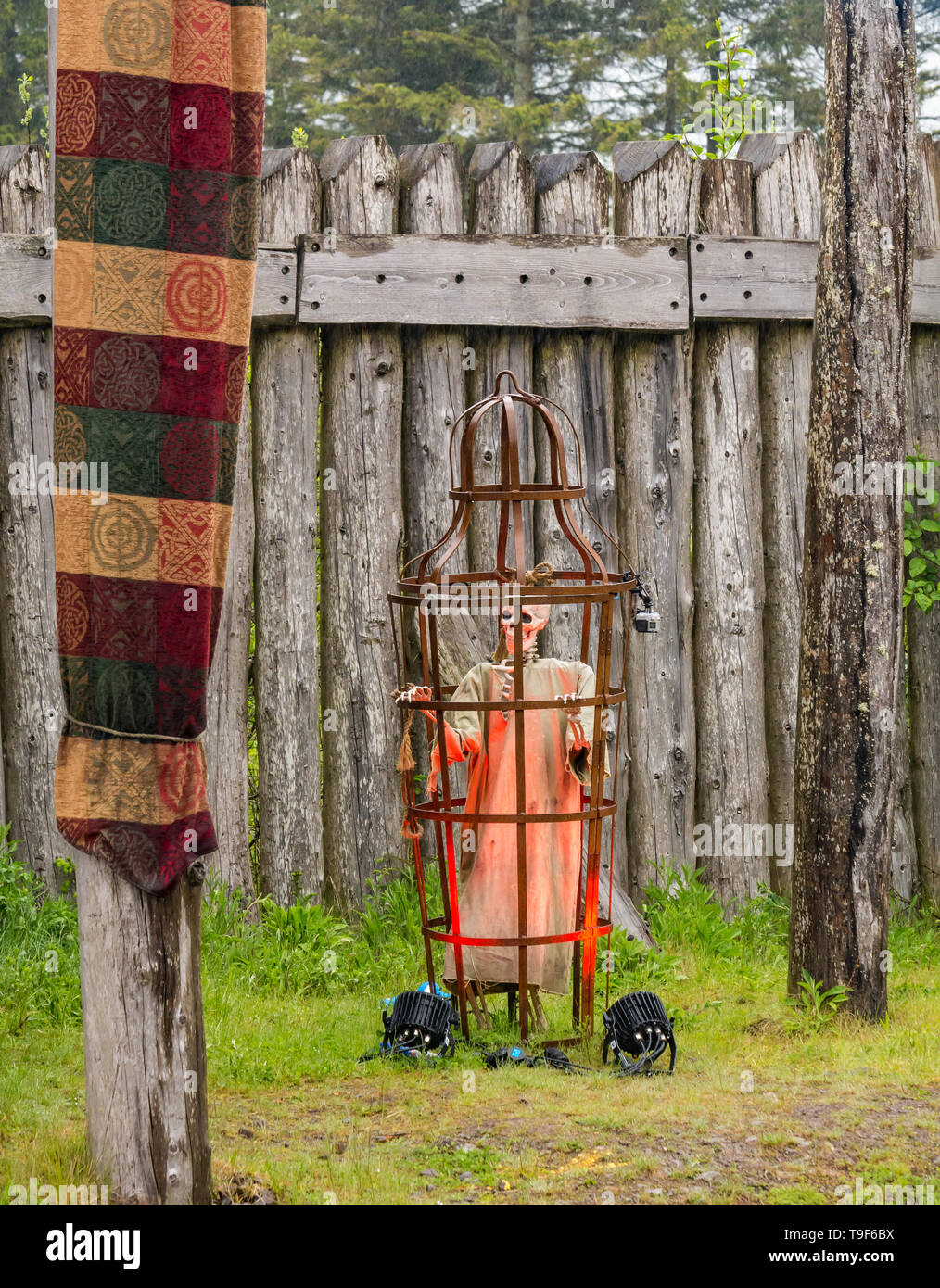 Duncarron Village médiéval, Carron Valley Forest, Lanarkshire, Écosse, Royaume-Uni, 18 mai 2019. Ouverture du Village Médiéval Duncarron : dans les conditions météorologiques, l'écossaise authentique confiance Clanranald ouvre une réplique grandeur nature d'un village fortifié médiéval typique d'un chef de clan écossais à sa résidence. Le musée en plein air comprend des bâtiments traditionnels et une cage suspendue médiévale et le squelette Banque D'Images