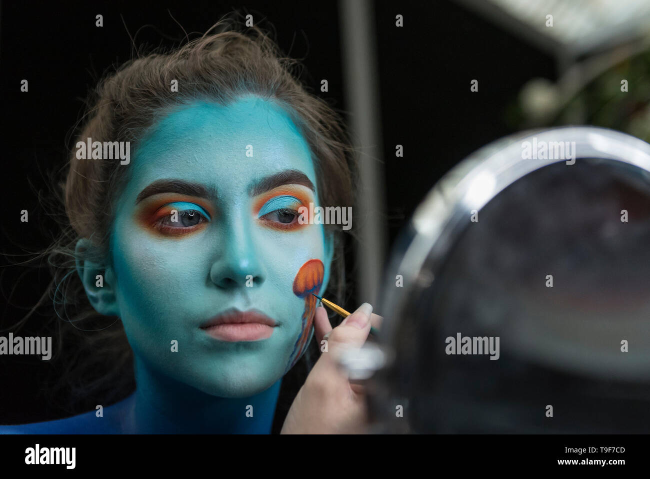 Londres, Royaume-Uni. 18 mai 2019. Un artiste au travail à l'International Maquilleurs Trade Show (IMATS) ayant lieu à Kensington Olympia 16 au 19 mai 2019. Le spectacle réunit des maquilleurs de partout dans le monde, y compris ceux avec Hollywood film différents, offrant des cours en théâtre, cinéma, télévision, mode et rédactionnel pour professionnels et amateurs. Crédit : Stephen Chung / Alamy Live News Banque D'Images